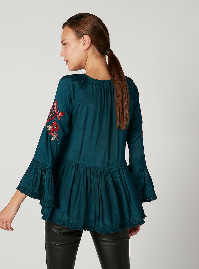 بلوزة مستدامة بياقة مستديرة وأكمام جرس وتفاصيل مطرّزة-women-clothing-shirtsandblouses-blouses-image-4