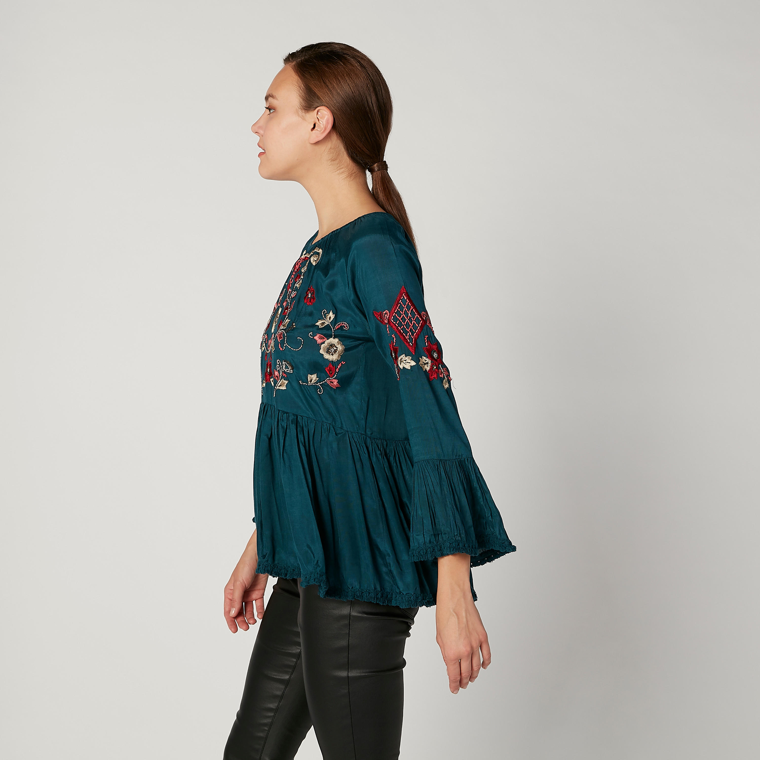 بلوزة مستدامة بياقة مستديرة وأكمام جرس وتفاصيل مطرّزة-women-clothing-shirtsandblouses-blouses-image-5