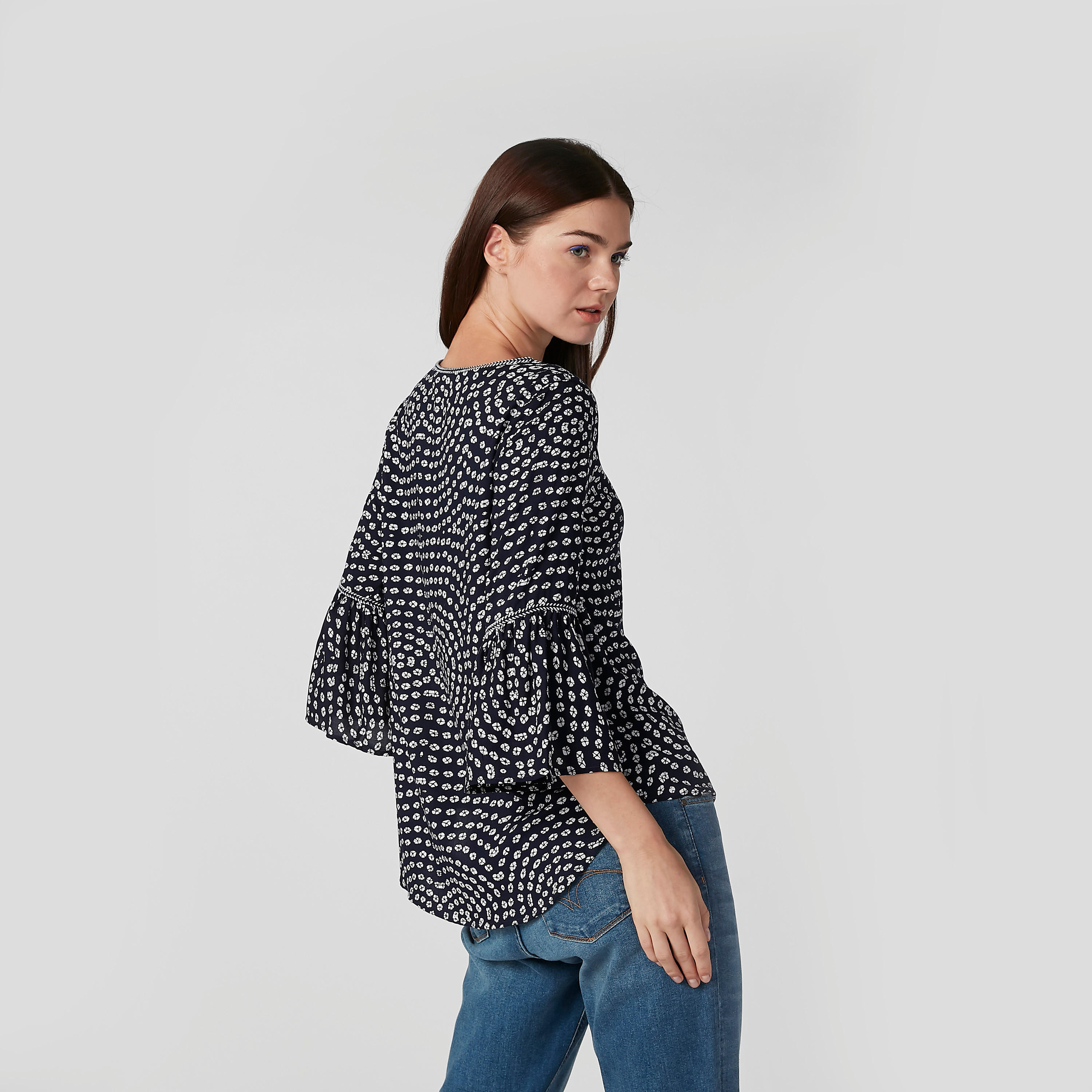 بلوزة مستدامة بياقة مستديرة وأكمام واسعة وطبعات-women-clothing-shirtsandblouses-blouses-image-4