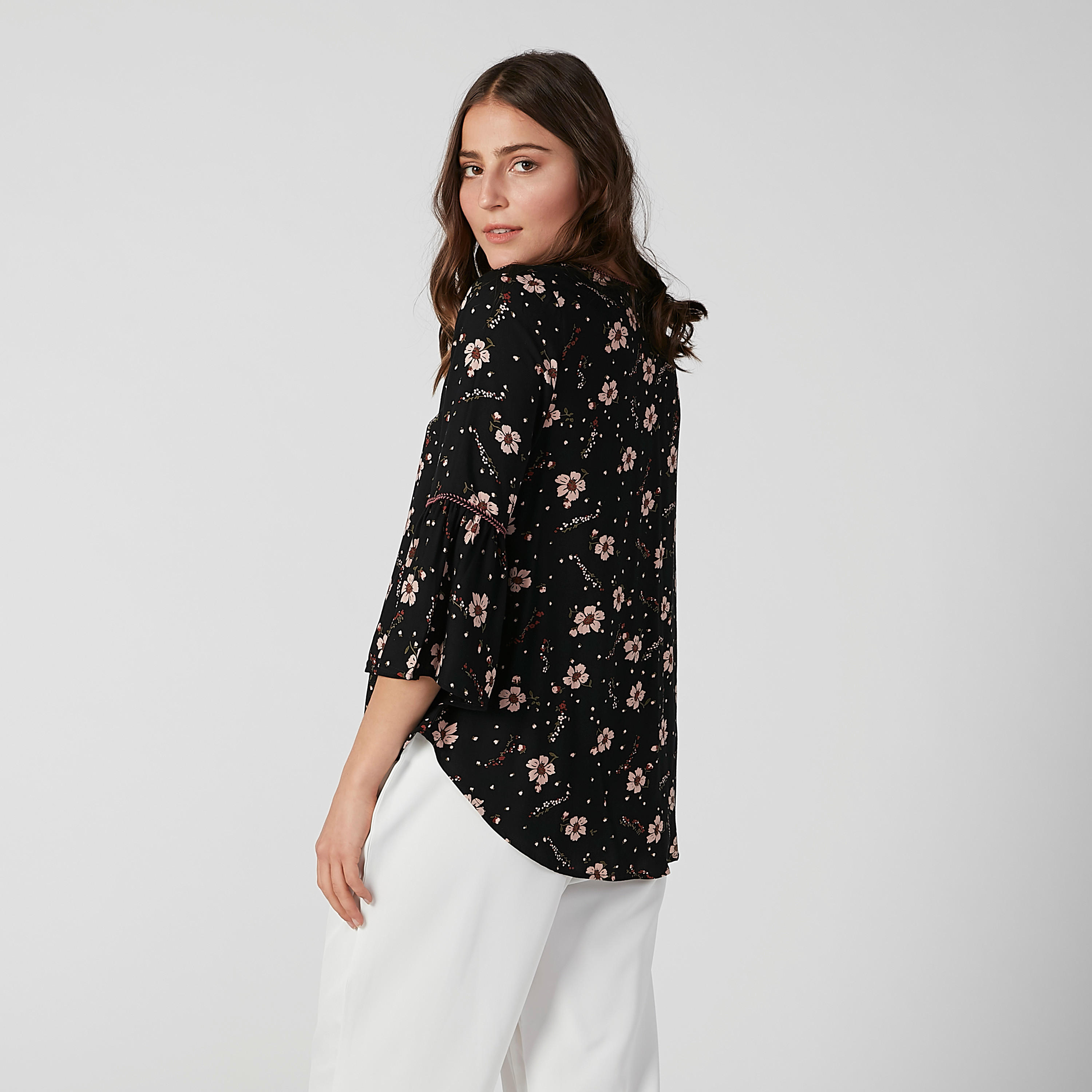 بلوزة مستدامة بياقة مستديرة وأكمام واسعة وطبعات-women-clothing-shirtsandblouses-blouses-image-3