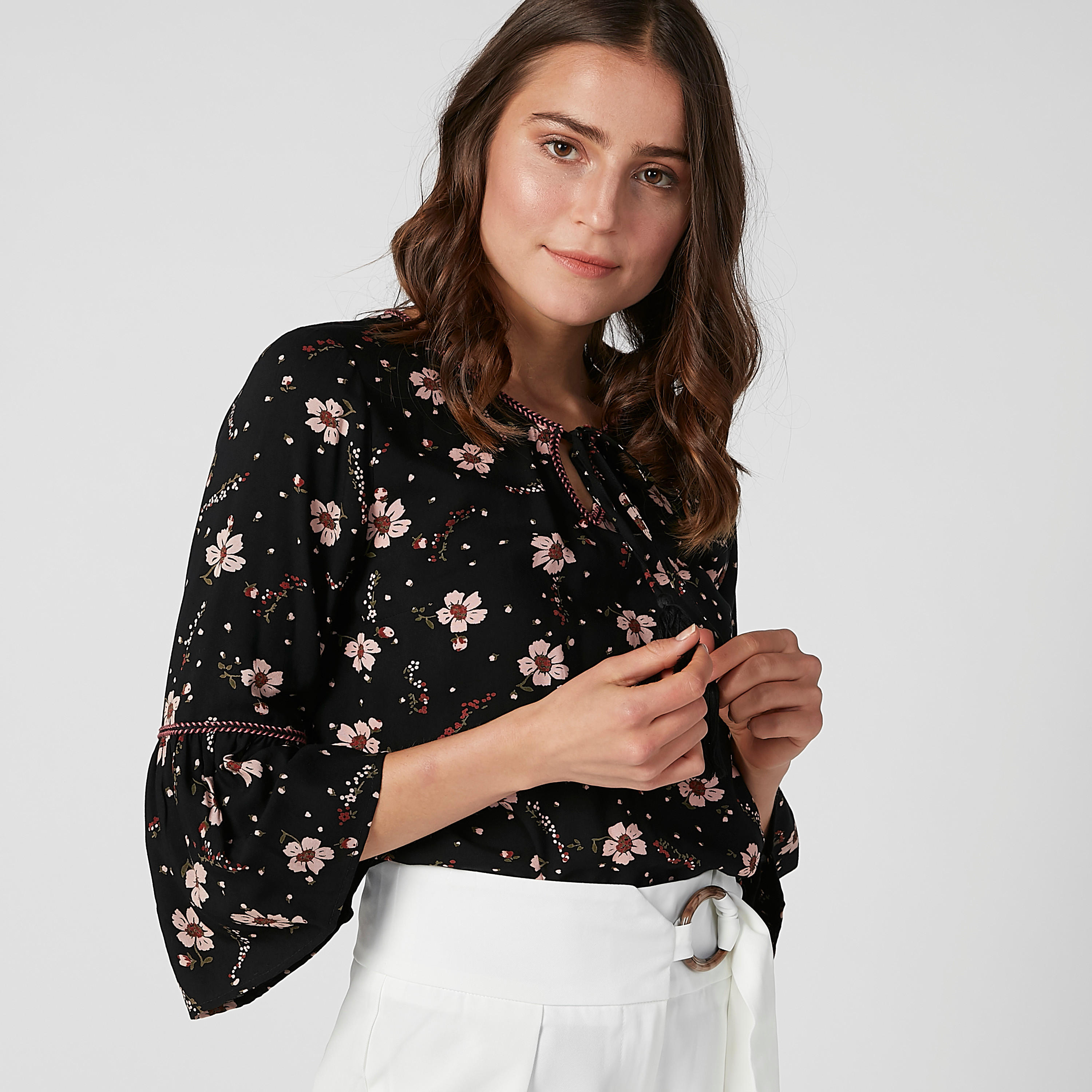 بلوزة مستدامة بياقة مستديرة وأكمام واسعة وطبعات-women-clothing-shirtsandblouses-blouses-image-4