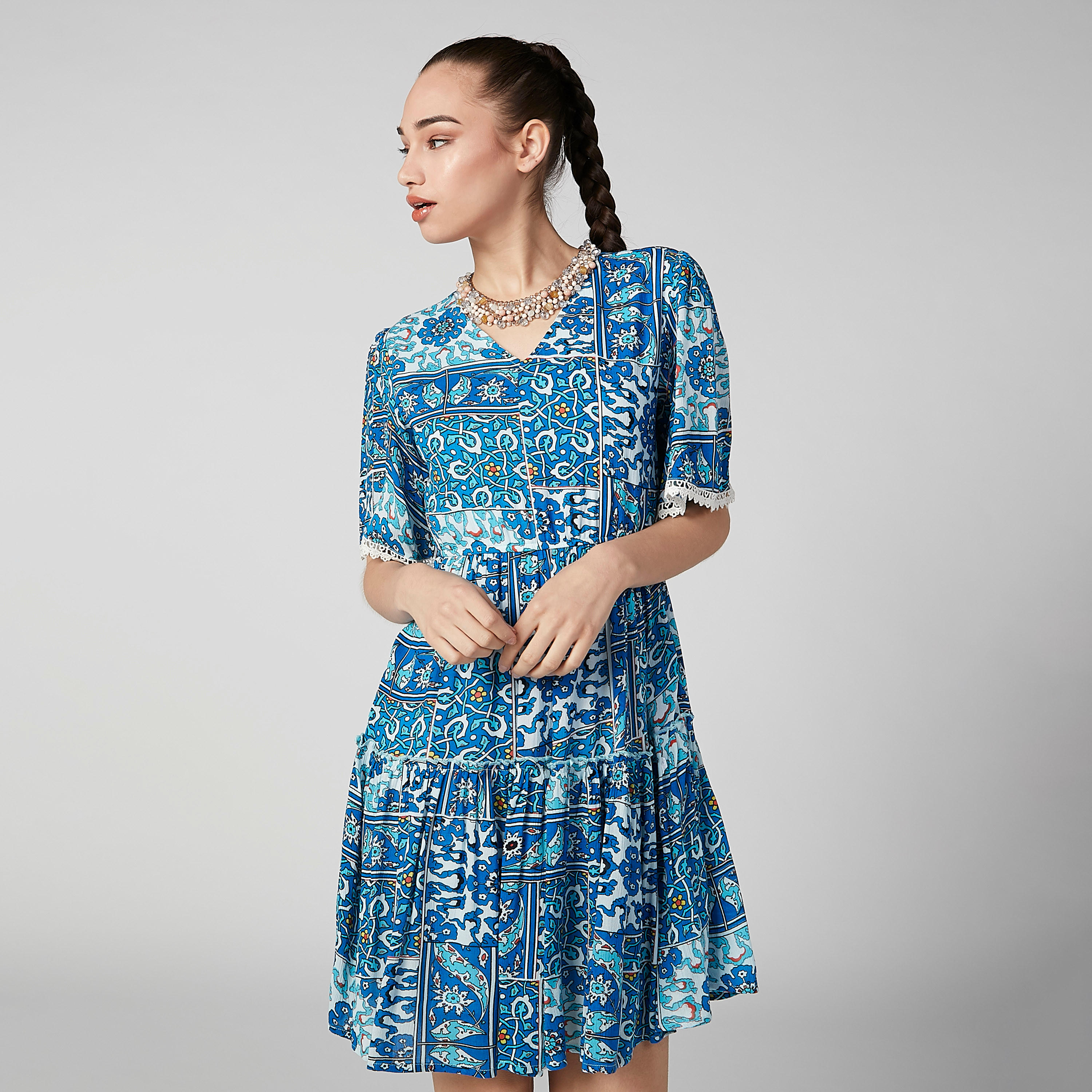 فستان قصير بياقة V وأكمام قصيرة وطبعات-women-clothing-dresses-image-3