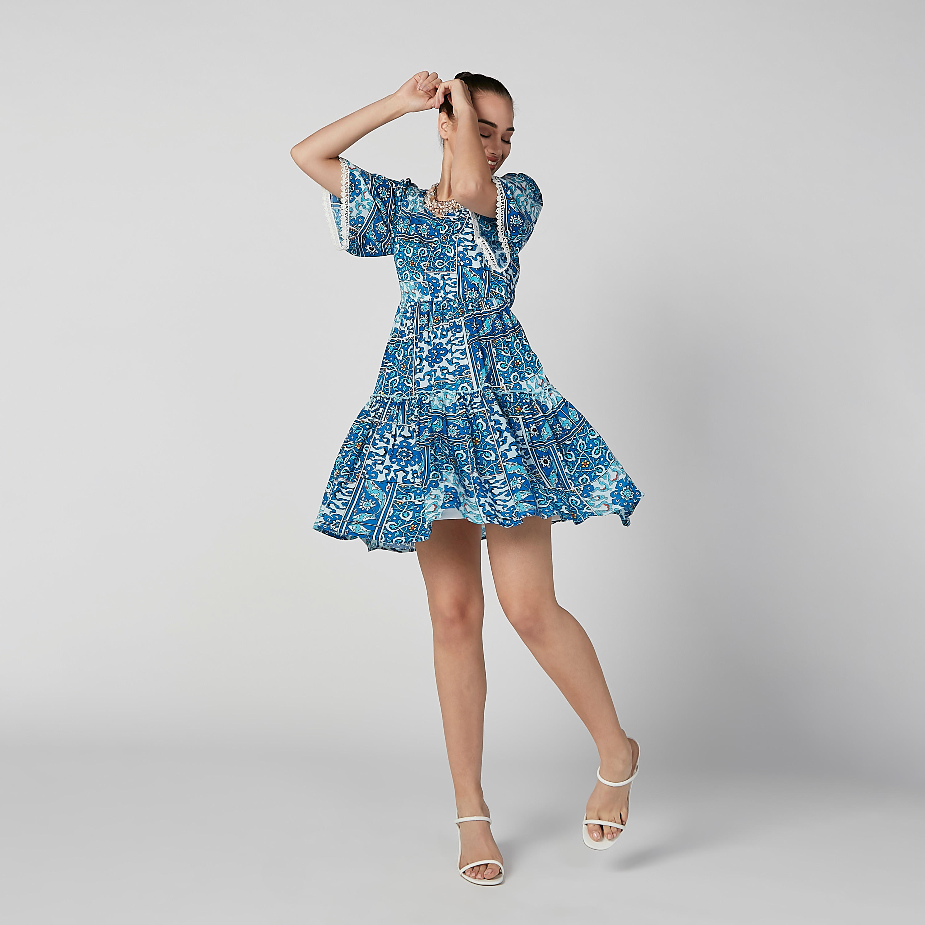 فستان قصير بياقة V وأكمام قصيرة وطبعات-women-clothing-dresses-image-4