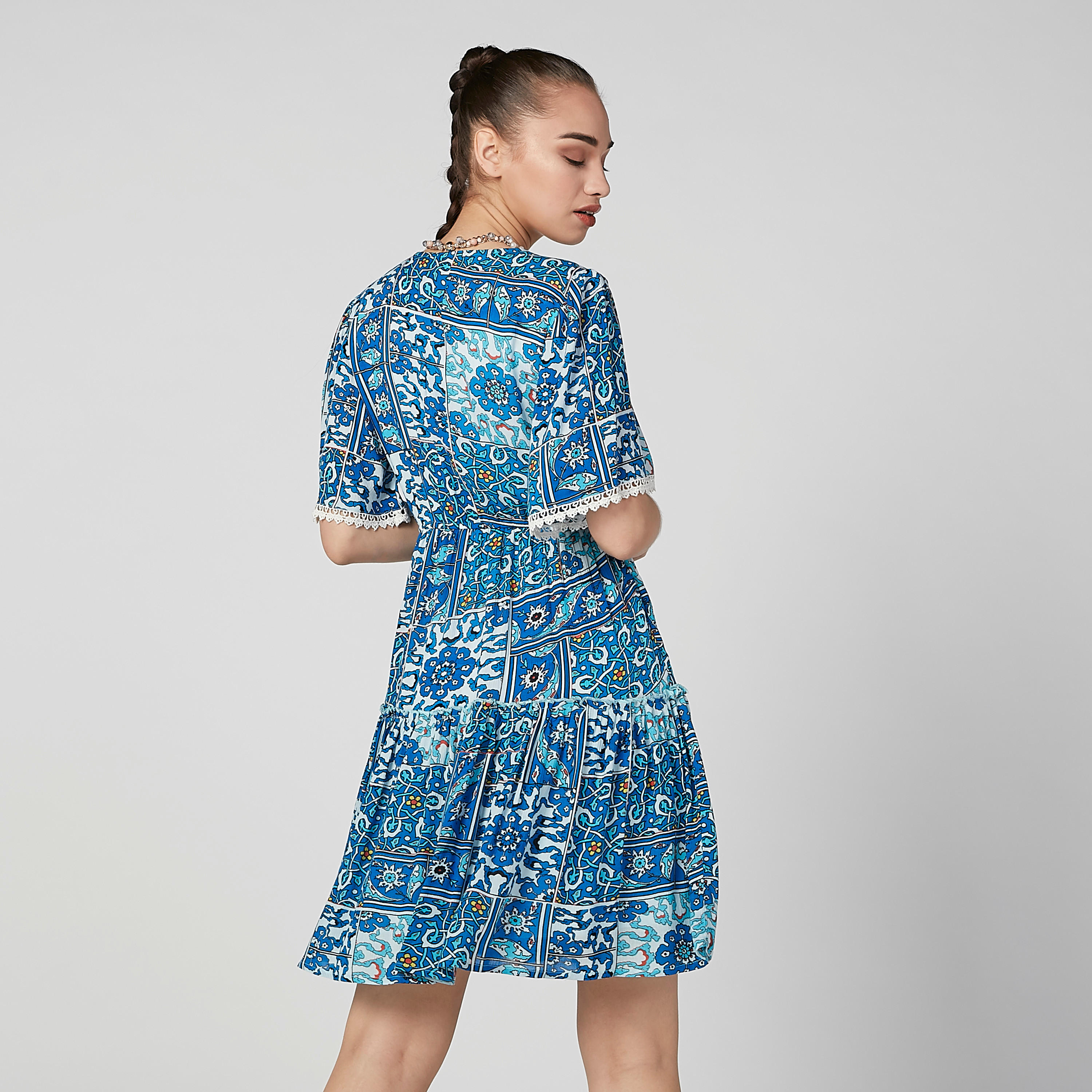 فستان قصير بياقة V وأكمام قصيرة وطبعات-women-clothing-dresses-image-5