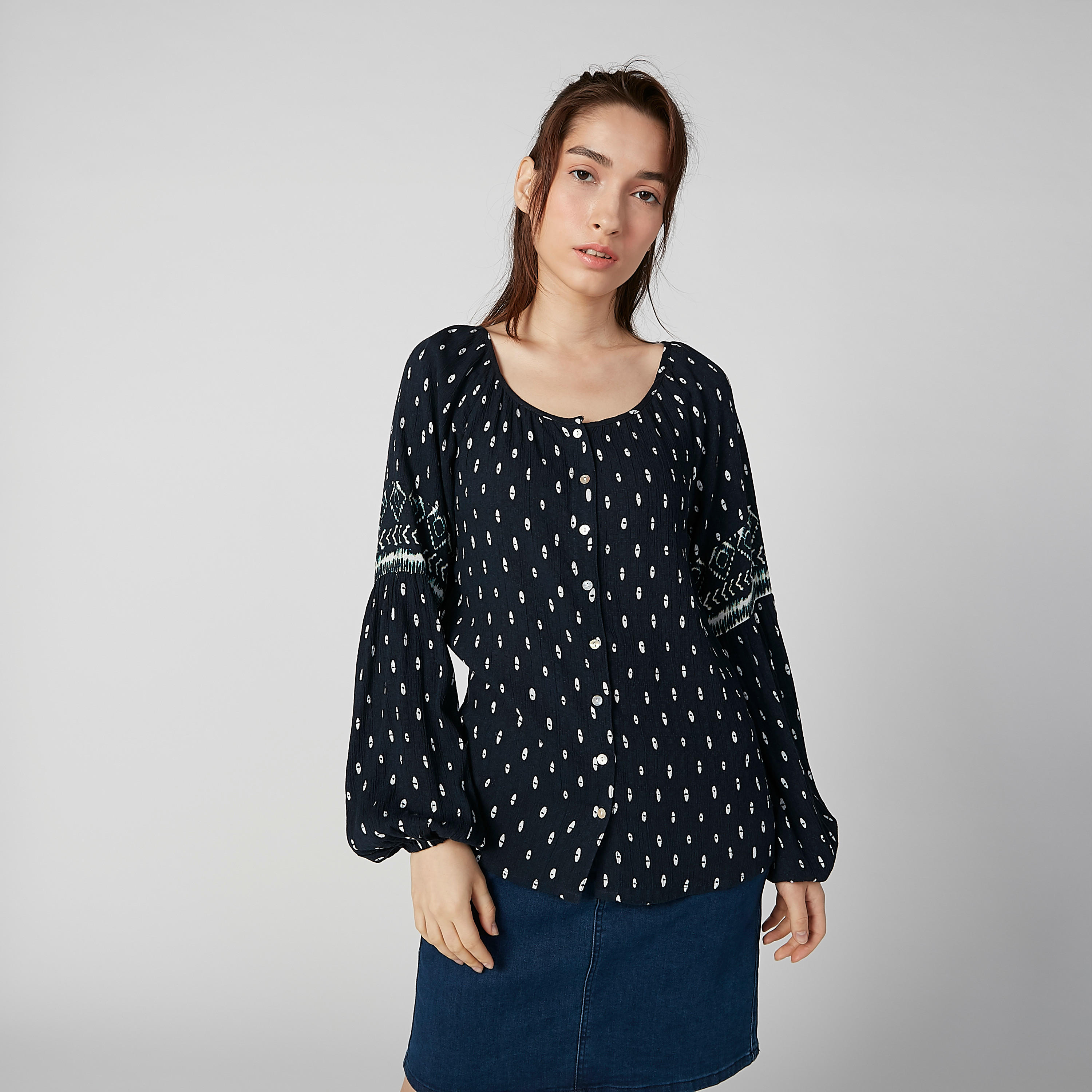 بلوزة مستدامة بياقة عميقة وأكمام بيشوب وطبعات-women-clothing-shirtsandblouses-blouses-image-1