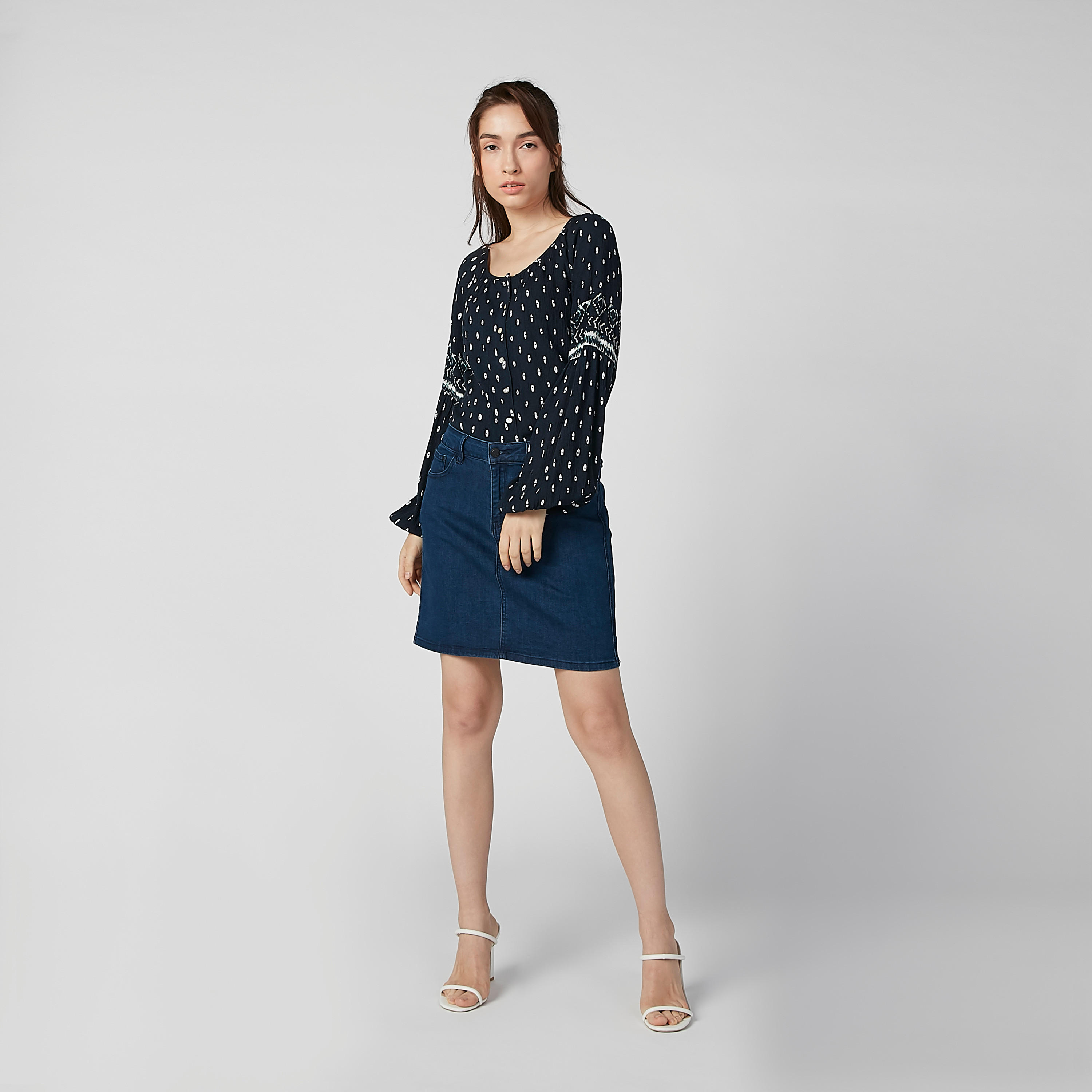 بلوزة مستدامة بياقة عميقة وأكمام بيشوب وطبعات-women-clothing-shirtsandblouses-blouses-image-2