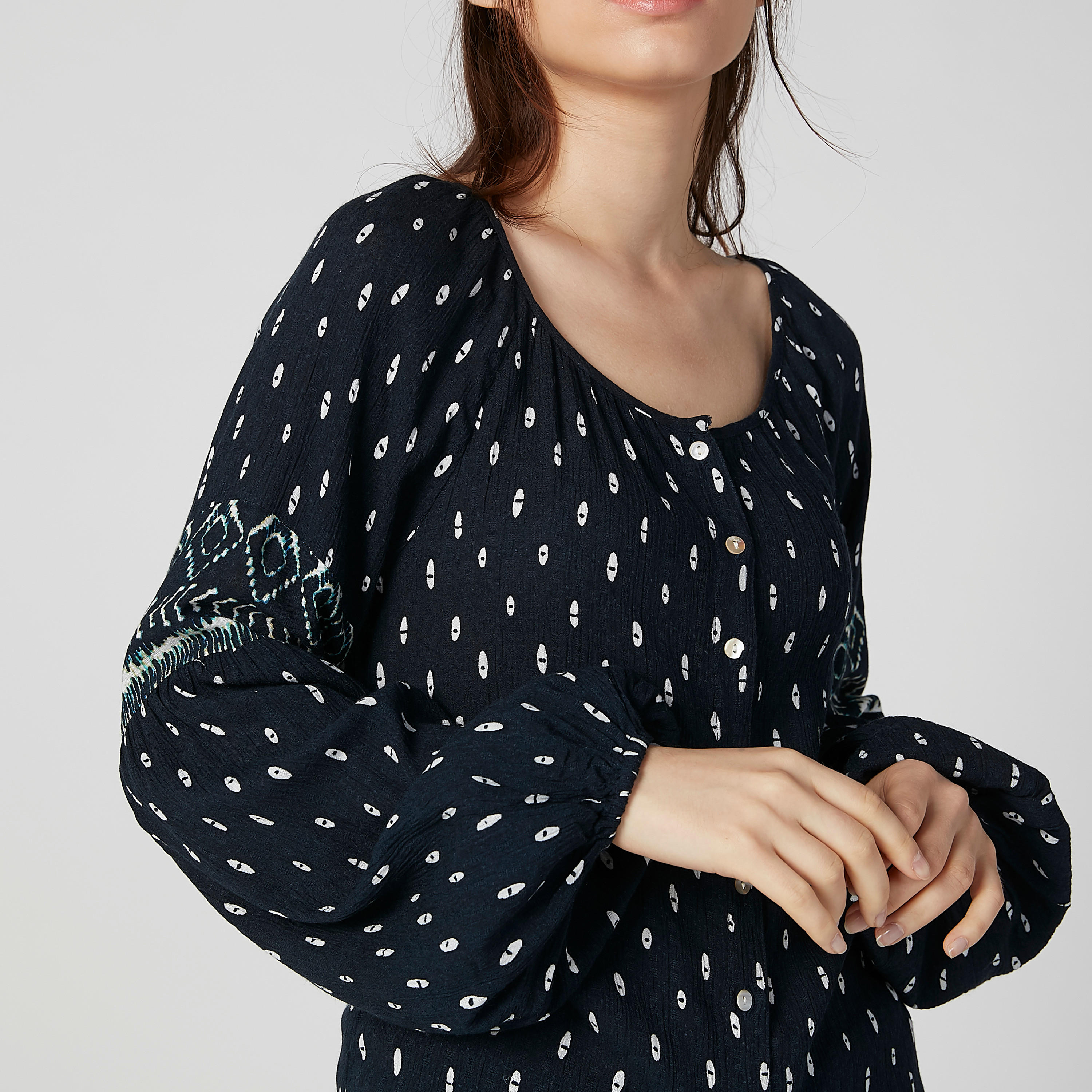 بلوزة مستدامة بياقة عميقة وأكمام بيشوب وطبعات-women-clothing-shirtsandblouses-blouses-image-3