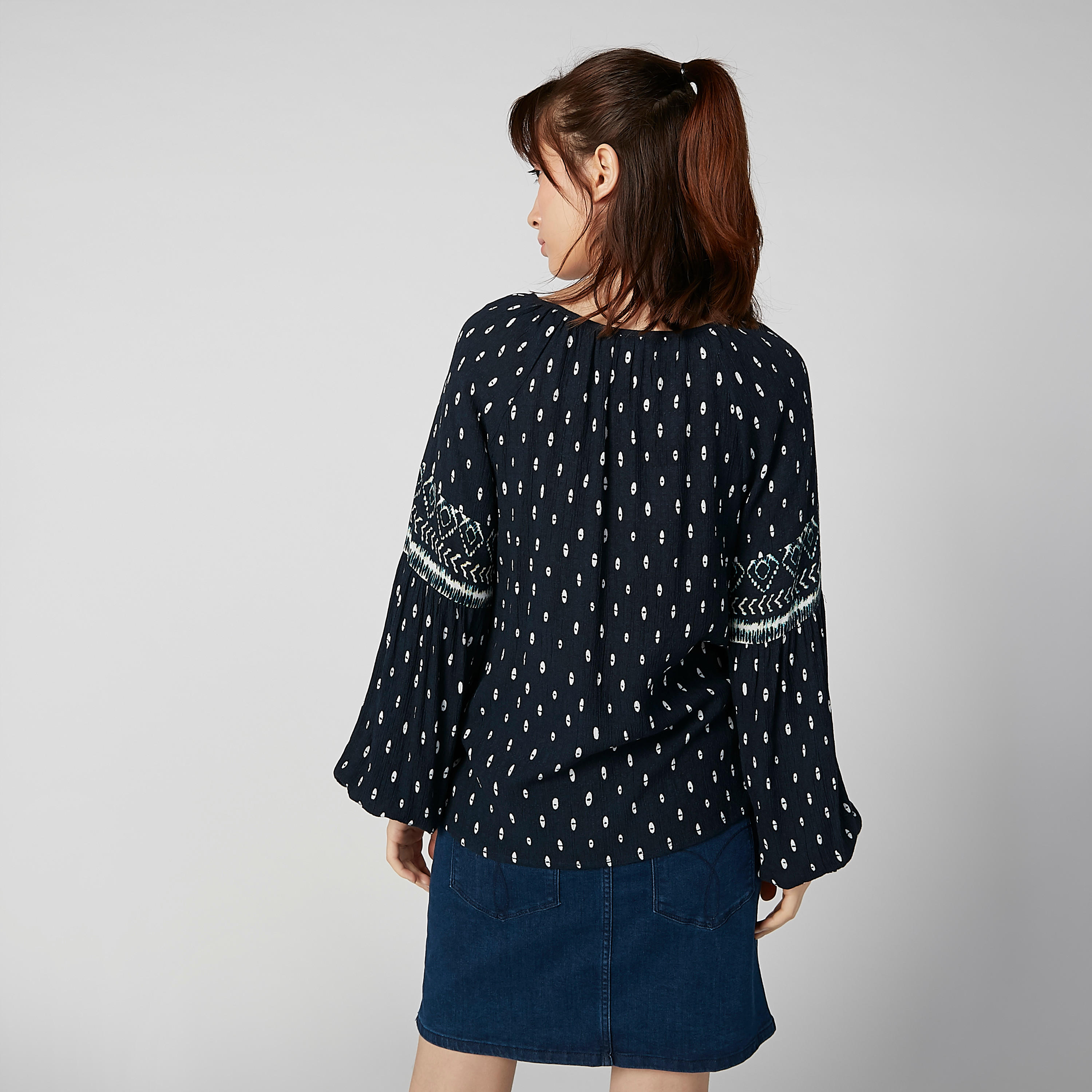 بلوزة مستدامة بياقة عميقة وأكمام بيشوب وطبعات-women-clothing-shirtsandblouses-blouses-image-4