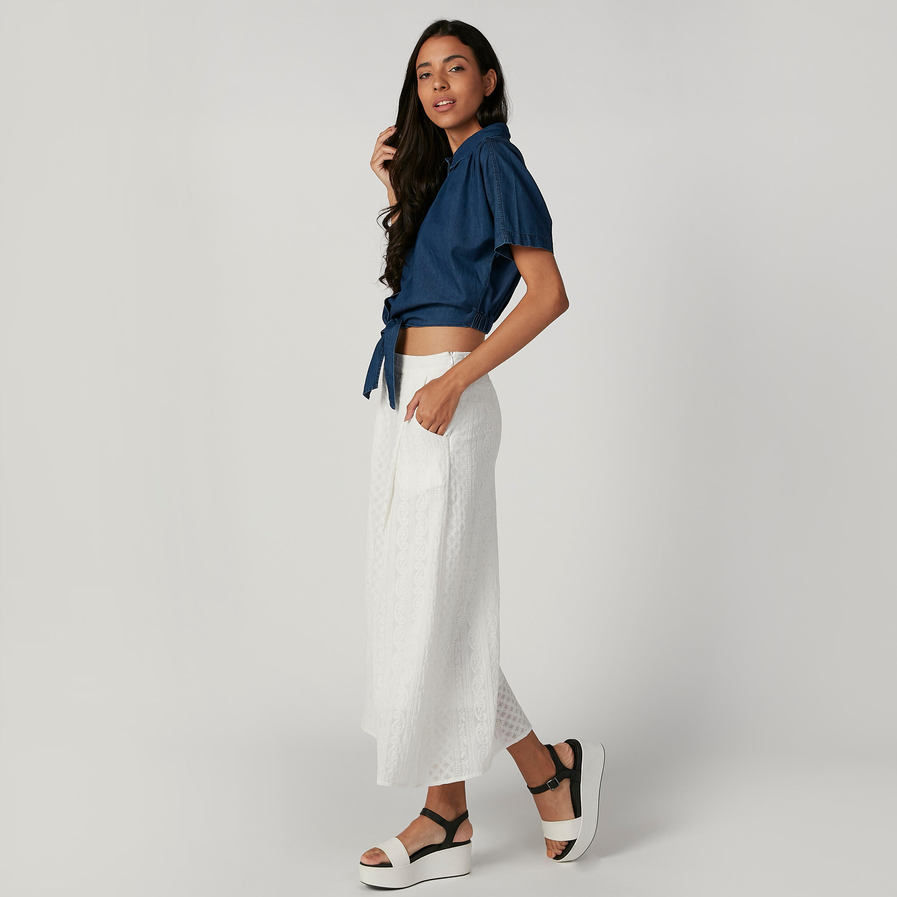 بنطلون واسع الساقين بارز الملمس بقصّة واسعة وخصر مطّاطي متوسط الارتفاع-women-clothing-bottoms-trousers-image-1