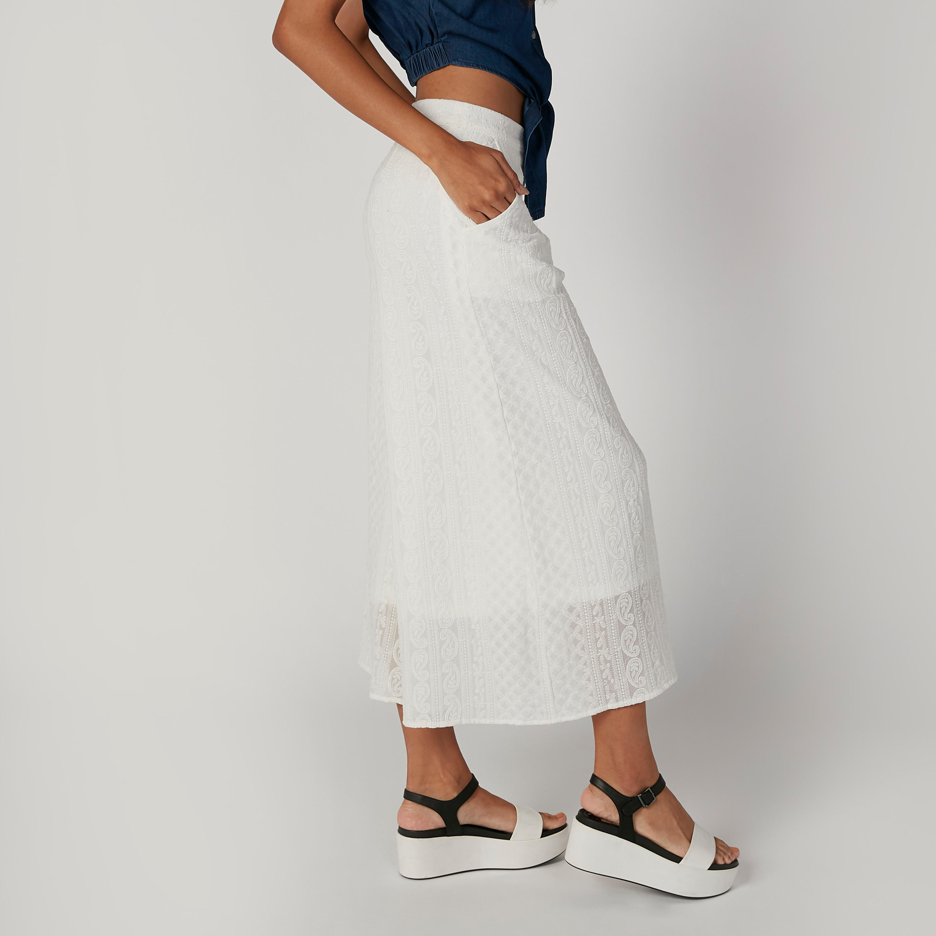 بنطلون واسع الساقين بارز الملمس بقصّة واسعة وخصر مطّاطي متوسط الارتفاع-women-clothing-bottoms-trousers-image-4