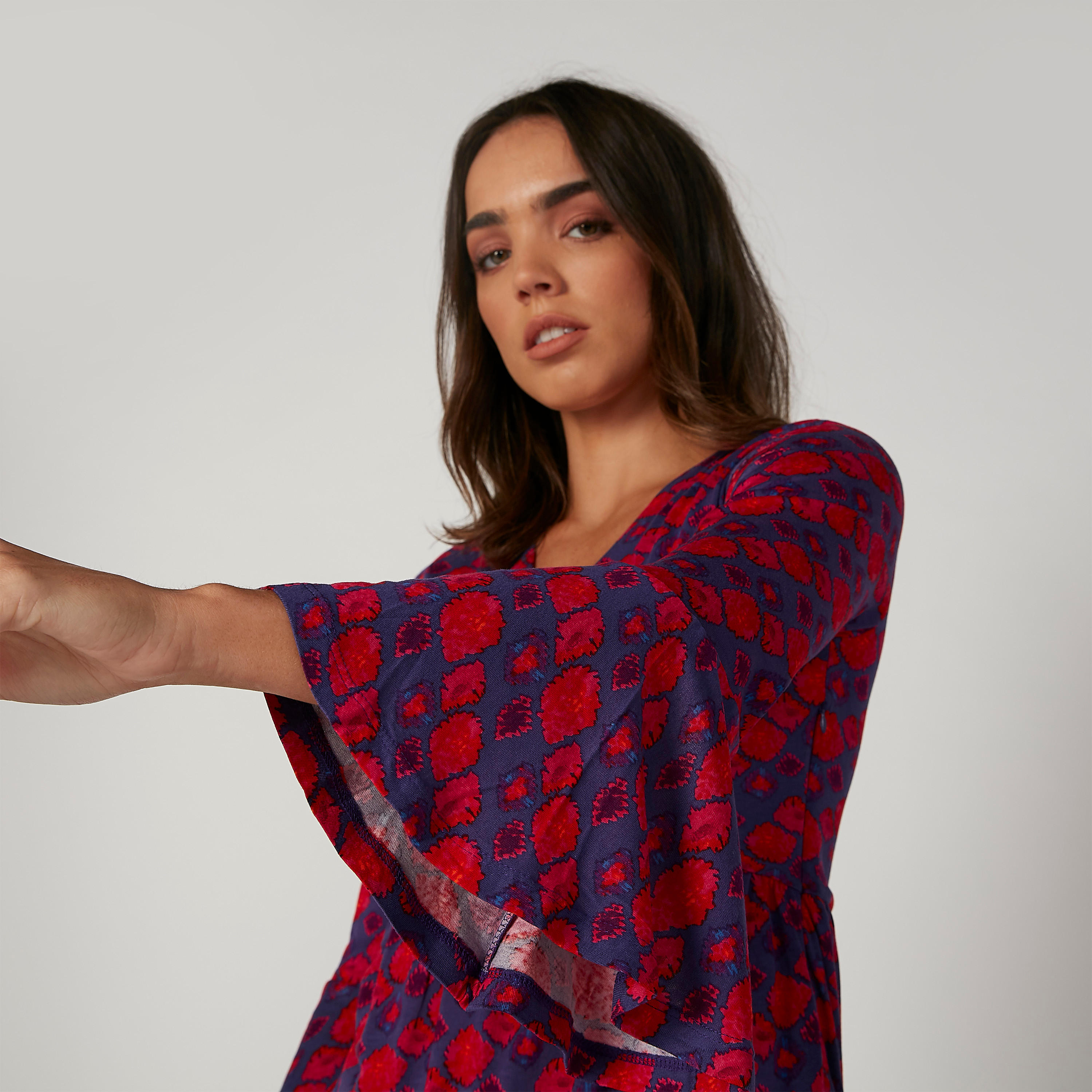 فستان طويل إيه لاين بياقة V وأكمام لامعة وطبعات-women-clothing-dresses-image-5