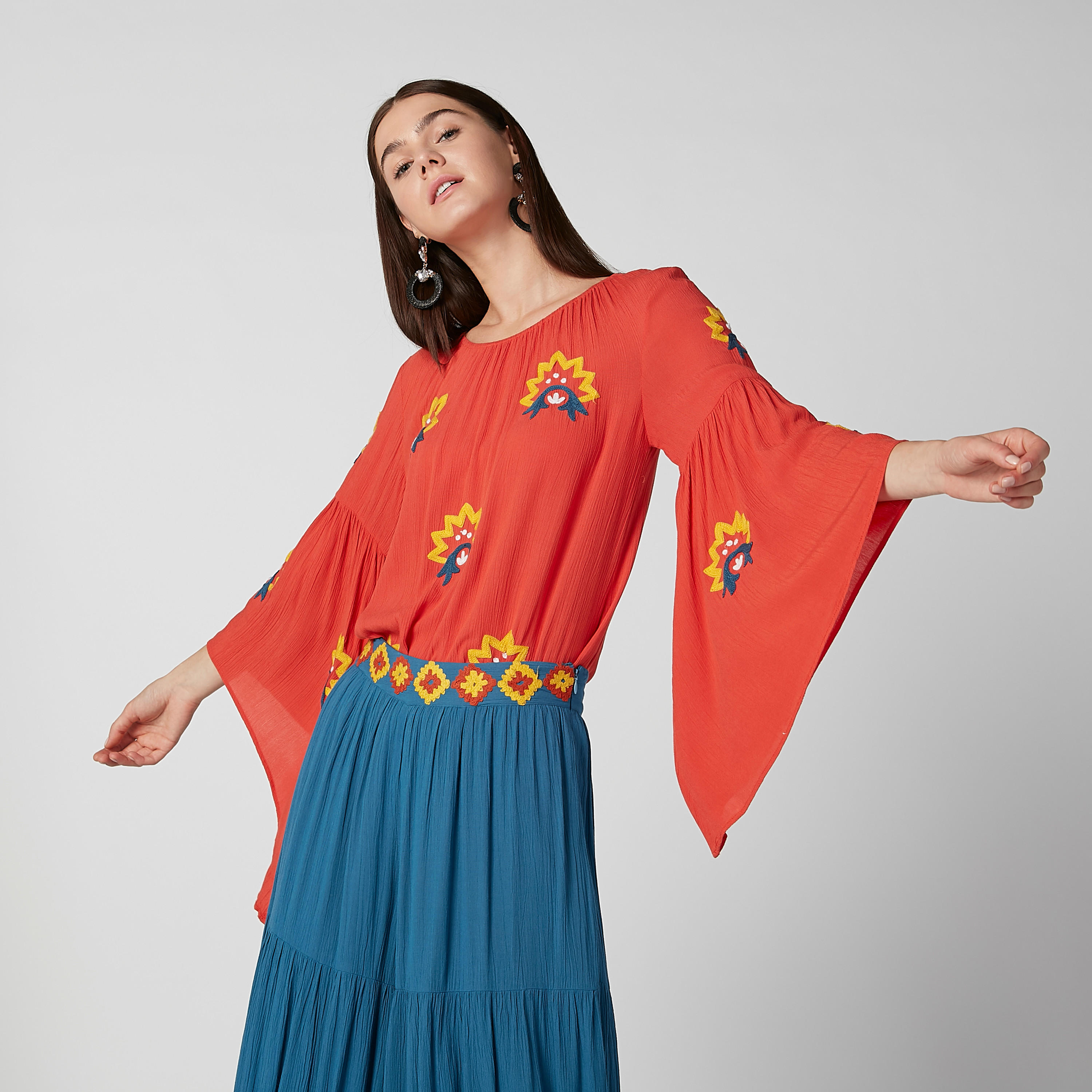 بلوزة  مستدامة مطرزة بياقة قارب وأكمام واسعة-women-clothing-shirtsandblouses-blouses-image-1