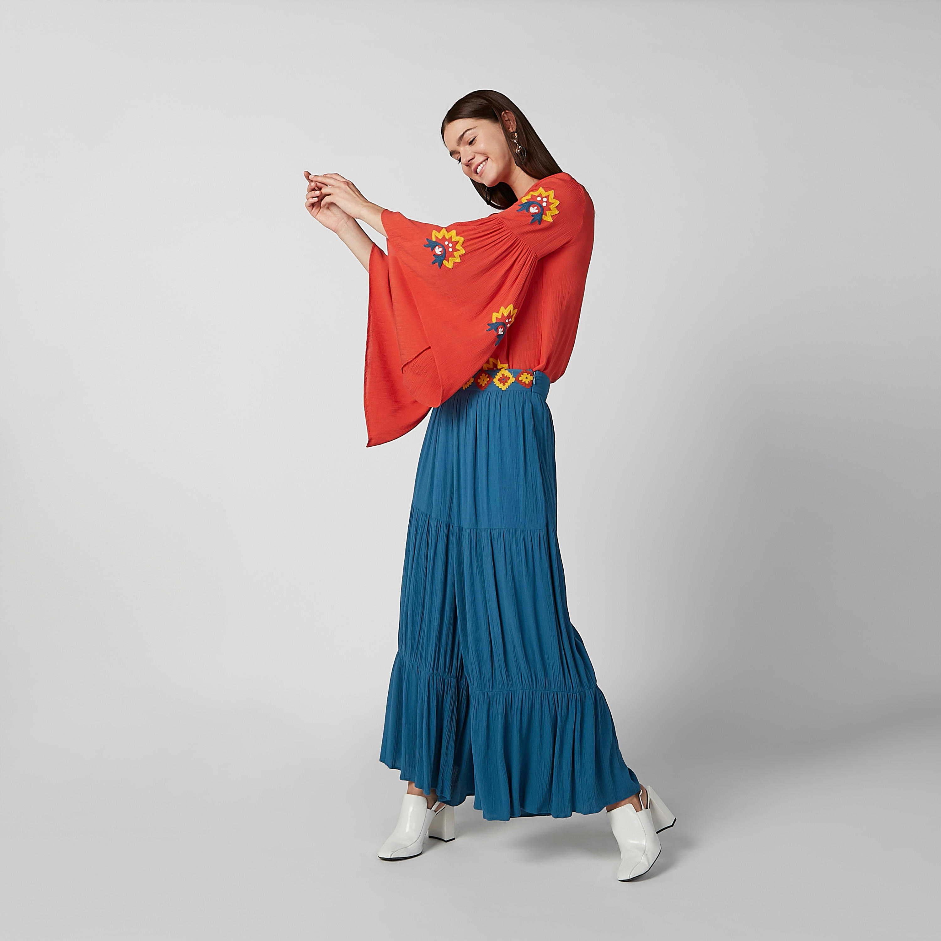 بلوزة  مستدامة مطرزة بياقة قارب وأكمام واسعة-women-clothing-shirtsandblouses-blouses-image-2