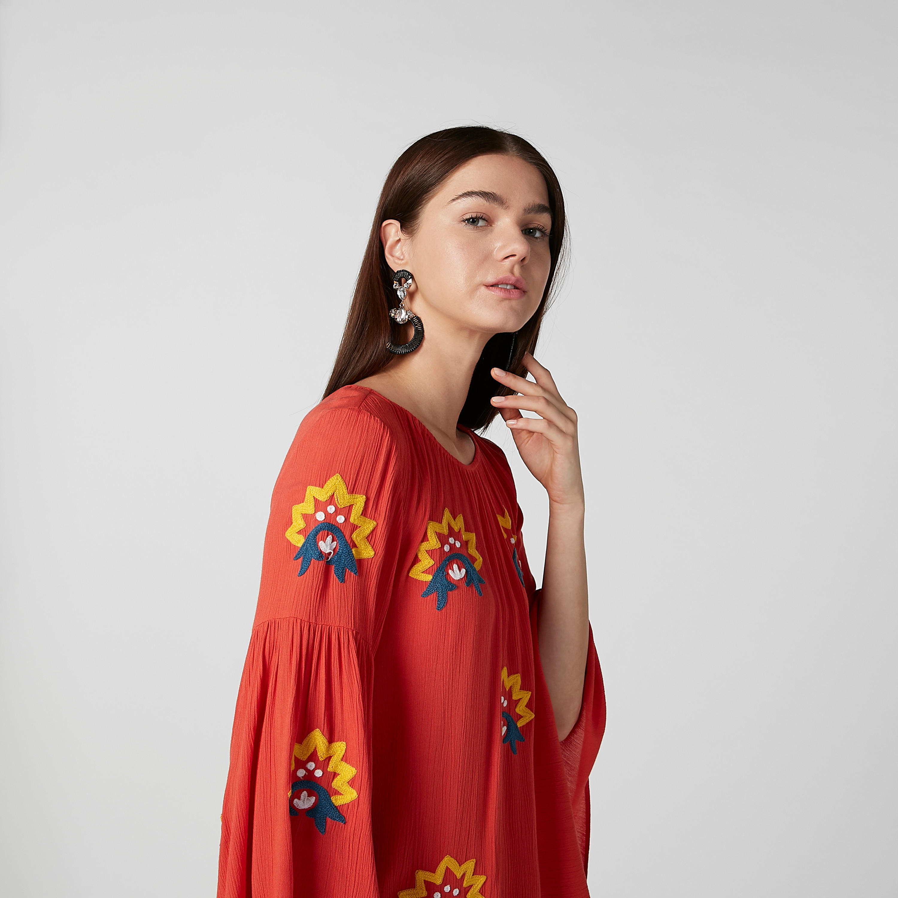 بلوزة  مستدامة مطرزة بياقة قارب وأكمام واسعة-women-clothing-shirtsandblouses-blouses-image-3