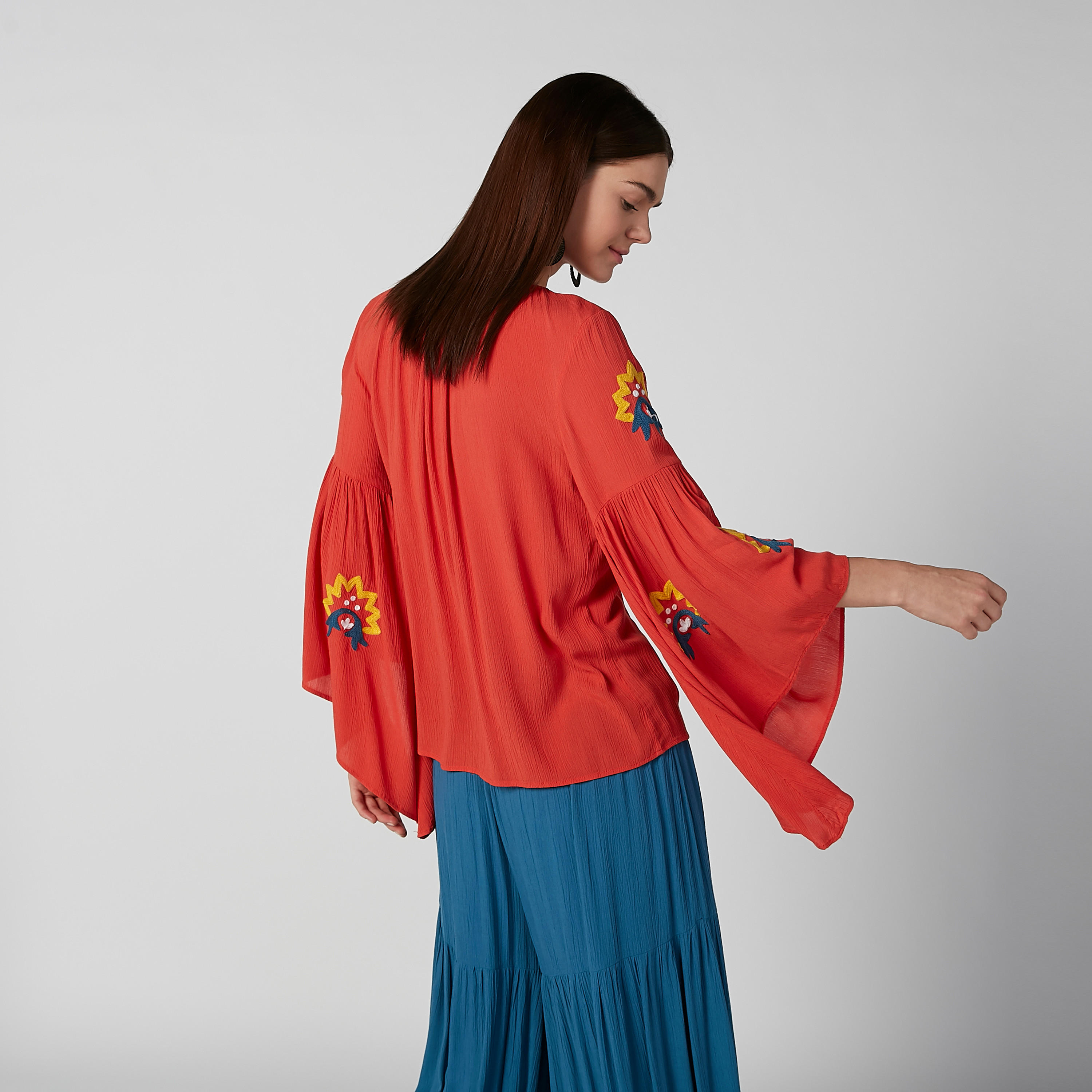 بلوزة  مستدامة مطرزة بياقة قارب وأكمام واسعة-women-clothing-shirtsandblouses-blouses-image-4