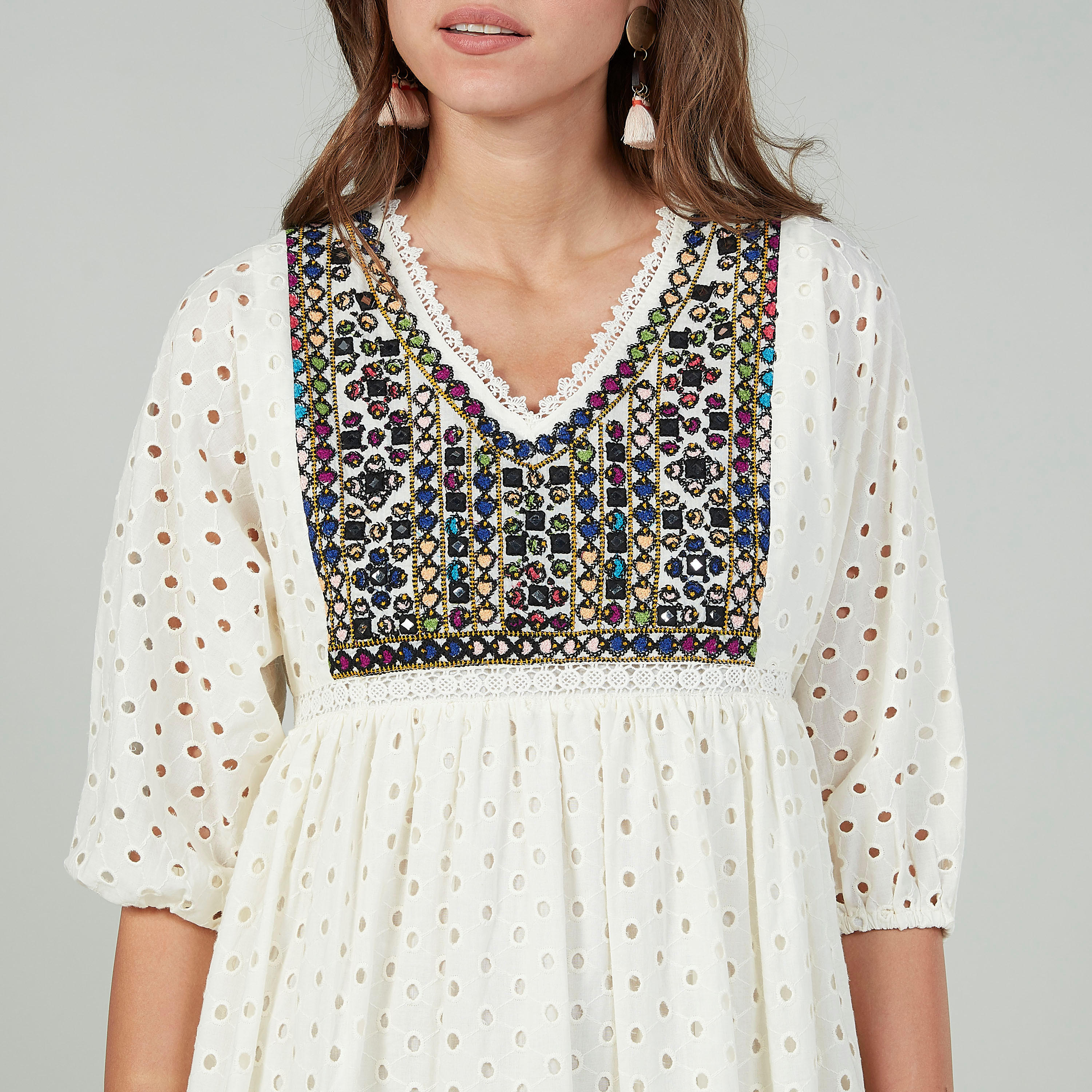 فستان متوسط الطول بأكمام 3/4 وياقة V مطرز-women-clothing-dresses-image-3