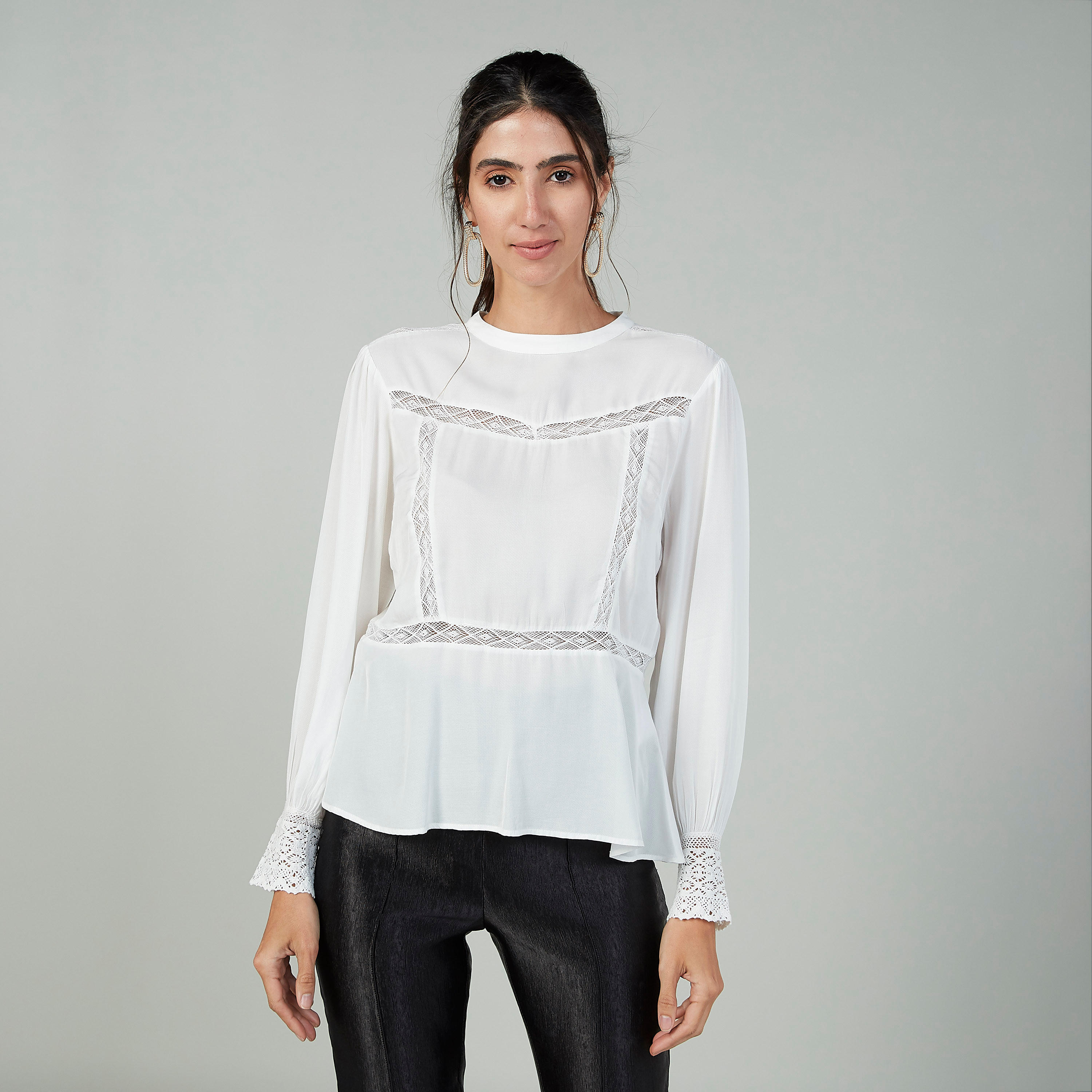 بلوزة مستدامة بياقة عالية وأكمام بيشوب وتفاصيل شيفلي-women-clothing-shirtsandblouses-blouses-image-1
