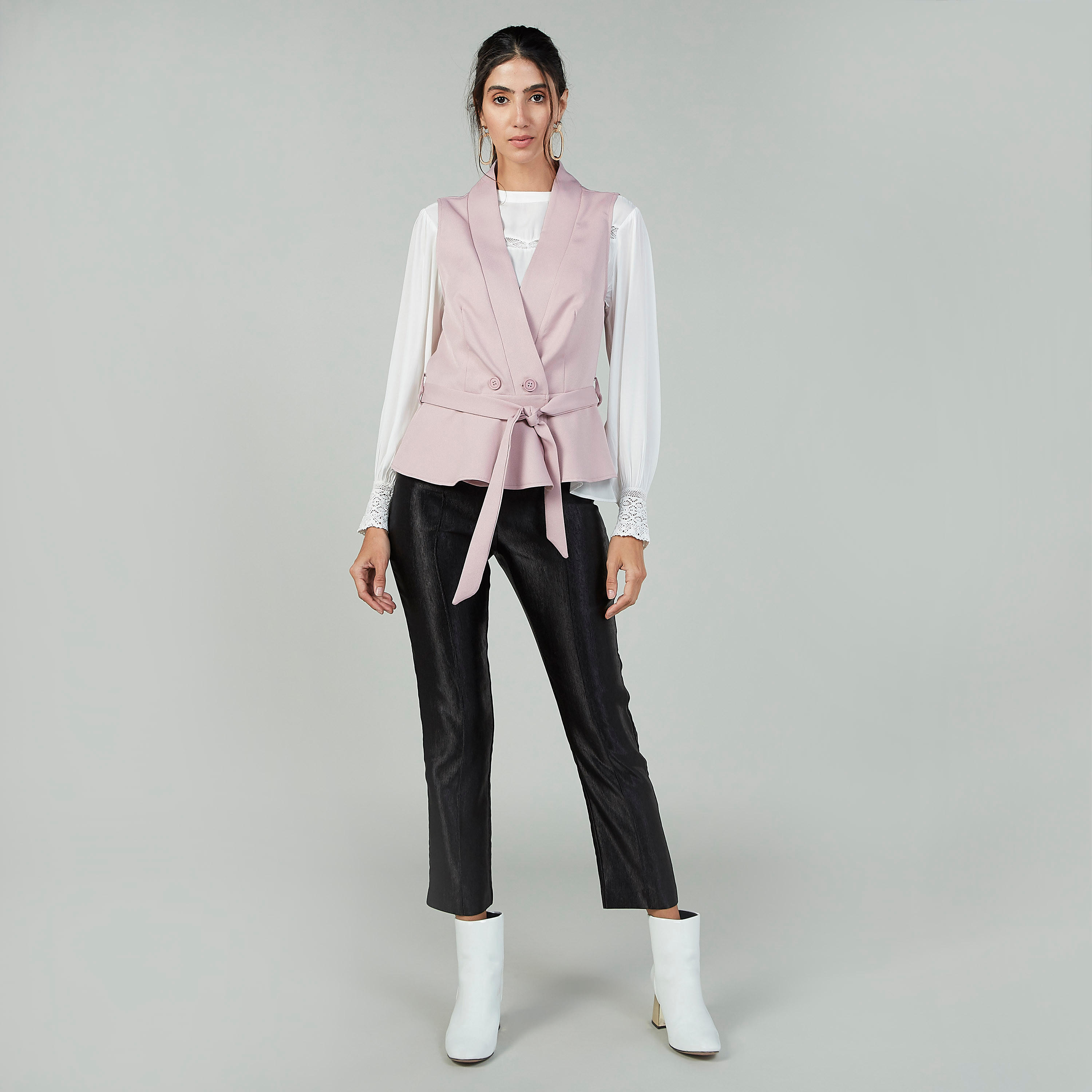 بلوزة مستدامة بياقة عالية وأكمام بيشوب وتفاصيل شيفلي-women-clothing-shirtsandblouses-blouses-image-2