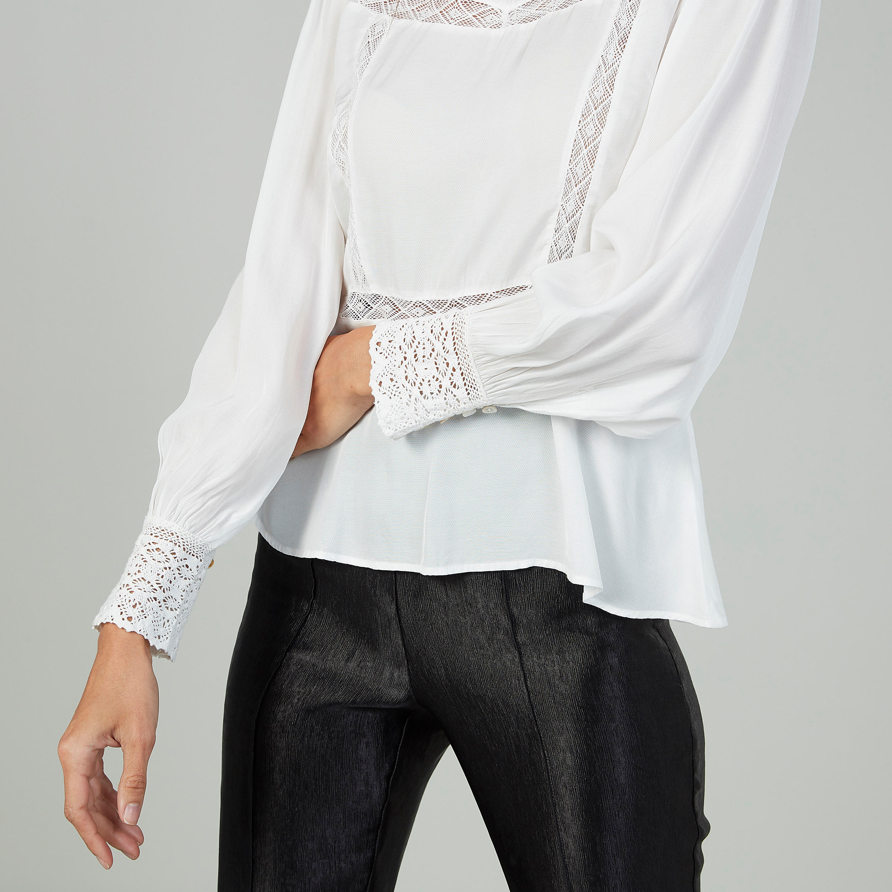 بلوزة مستدامة بياقة عالية وأكمام بيشوب وتفاصيل شيفلي-women-clothing-shirtsandblouses-blouses-image-3