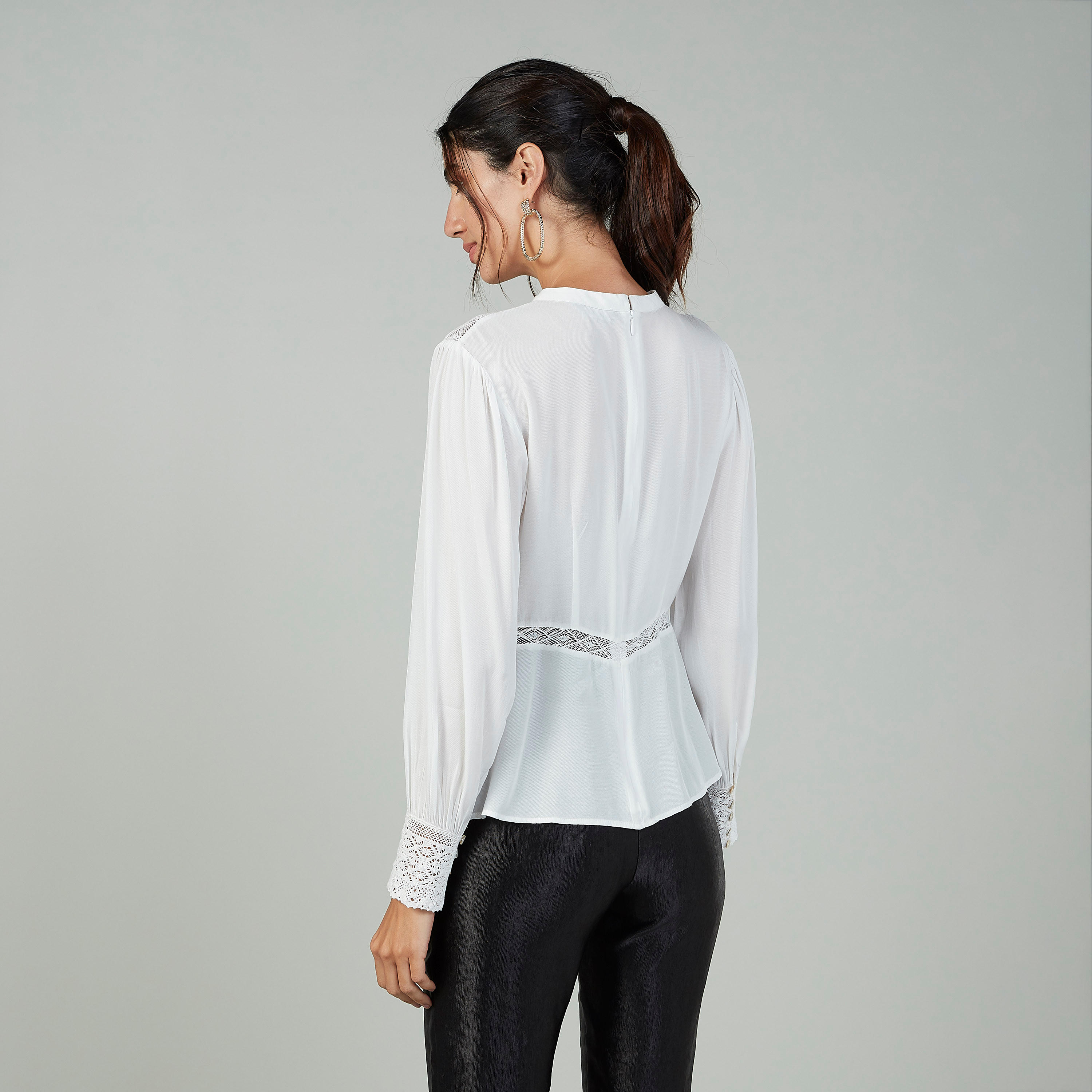 بلوزة مستدامة بياقة عالية وأكمام بيشوب وتفاصيل شيفلي-women-clothing-shirtsandblouses-blouses-image-4