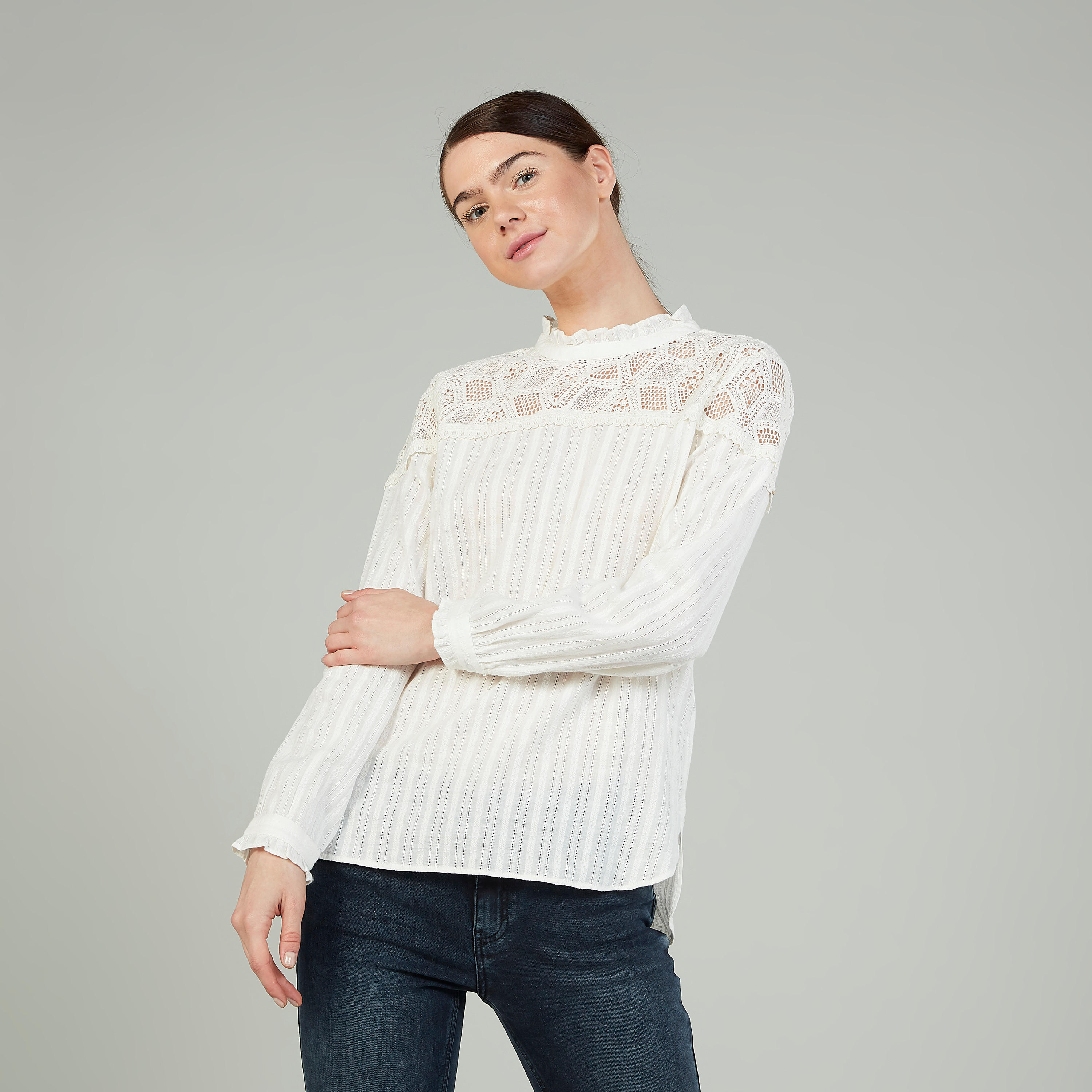 بلوزة مستدامة دانتيل بياقة ضيّقة وأكمام طويلة  -women-clothing-shirtsandblouses-blouses-image-1