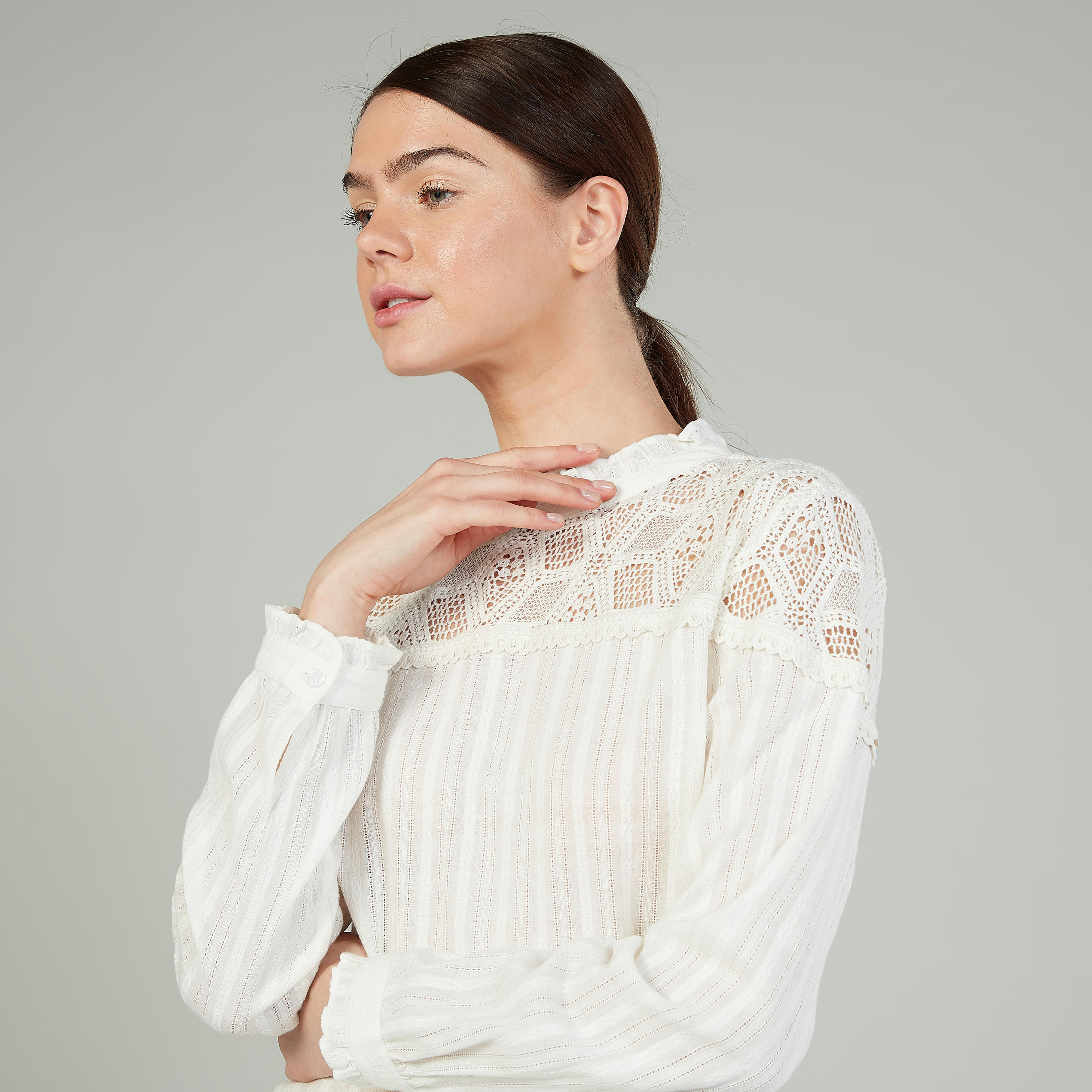 بلوزة مستدامة دانتيل بياقة ضيّقة وأكمام طويلة  -women-clothing-shirtsandblouses-blouses-image-3