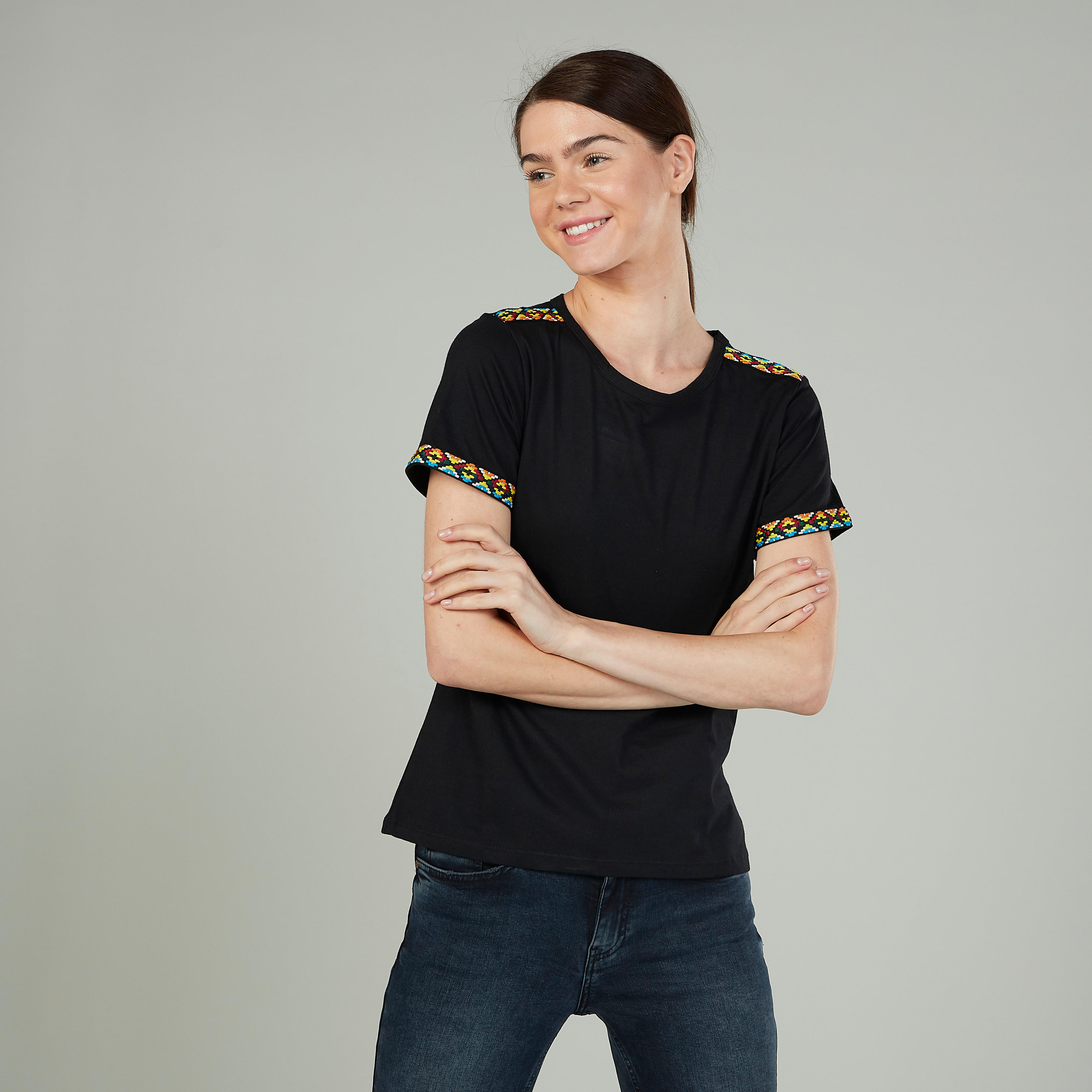 تيشيرت مطرز بياقة مستديرة وأكمام قصيرة-women-clothing-tshirts-image-1