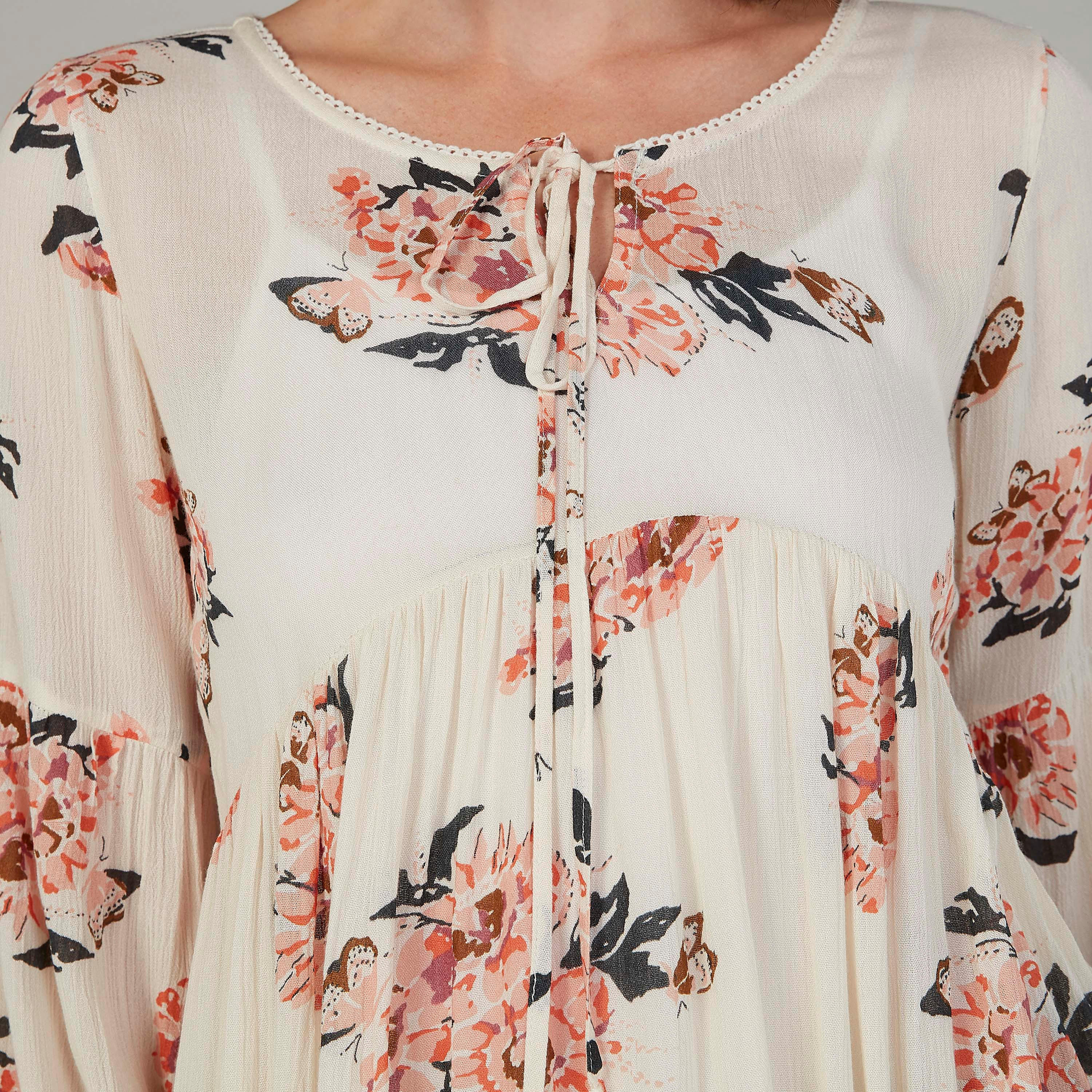 بلوزة مستدامة بطبعات زهرية بياقة مستديرة وأربطة-women-clothing-shirtsandblouses-blouses-image-2