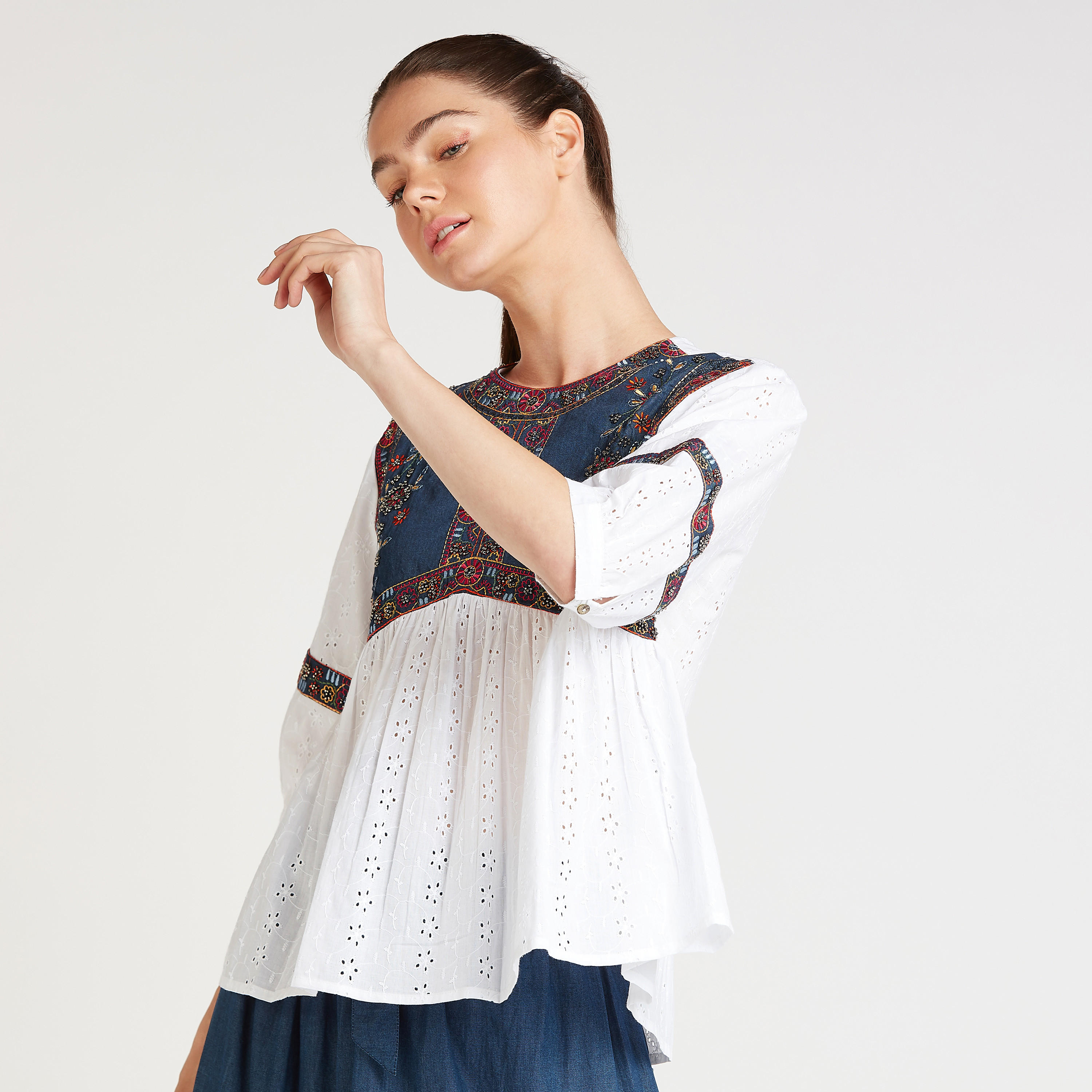 بلوزة مطرّزة بياقة مستديرة وأكمام 3/4-women-clothing-shirtsandblouses-blouses-image-1