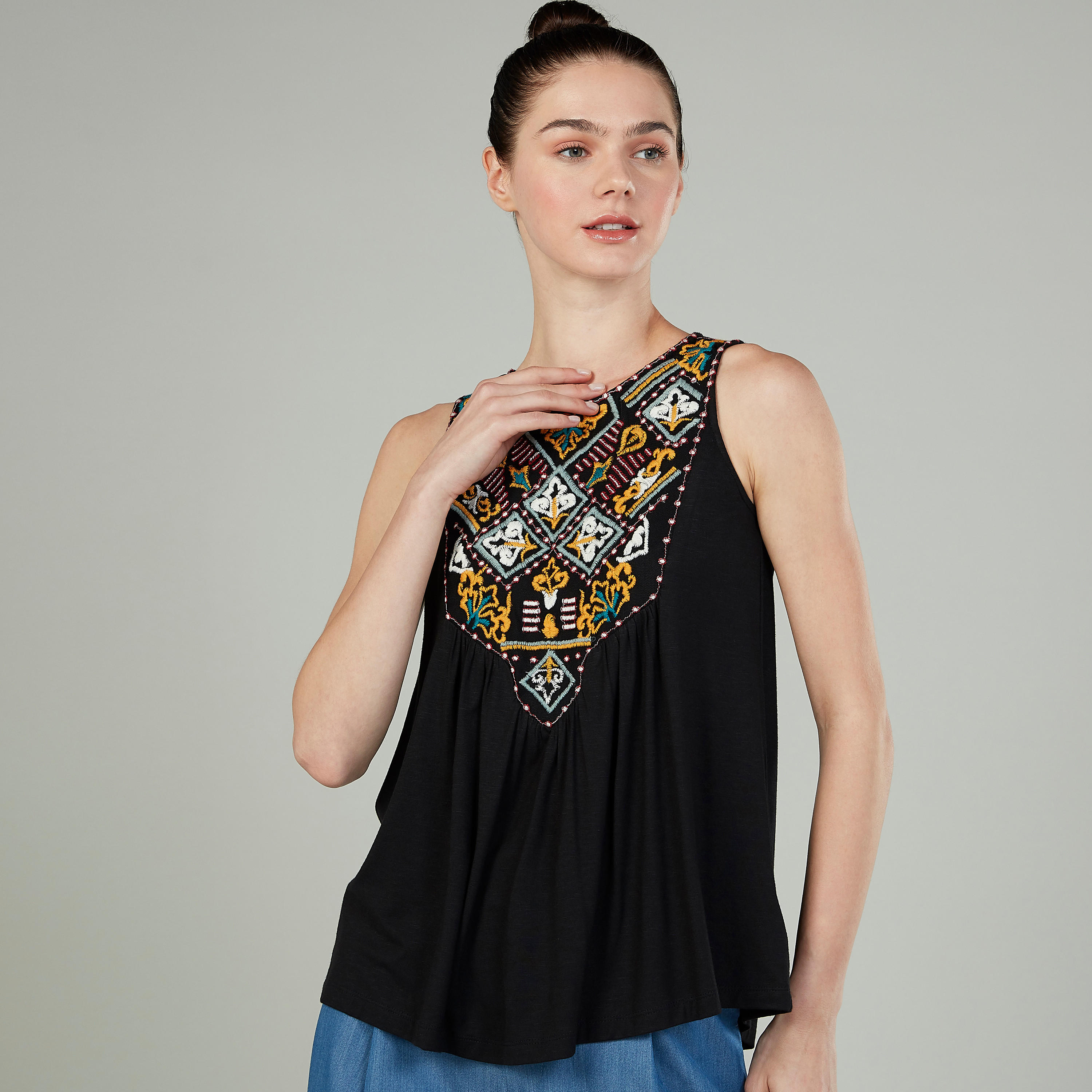 بلوزة مطرزة دون أكمام بياقة مستديرة-women-clothing-tshirts-image-1
