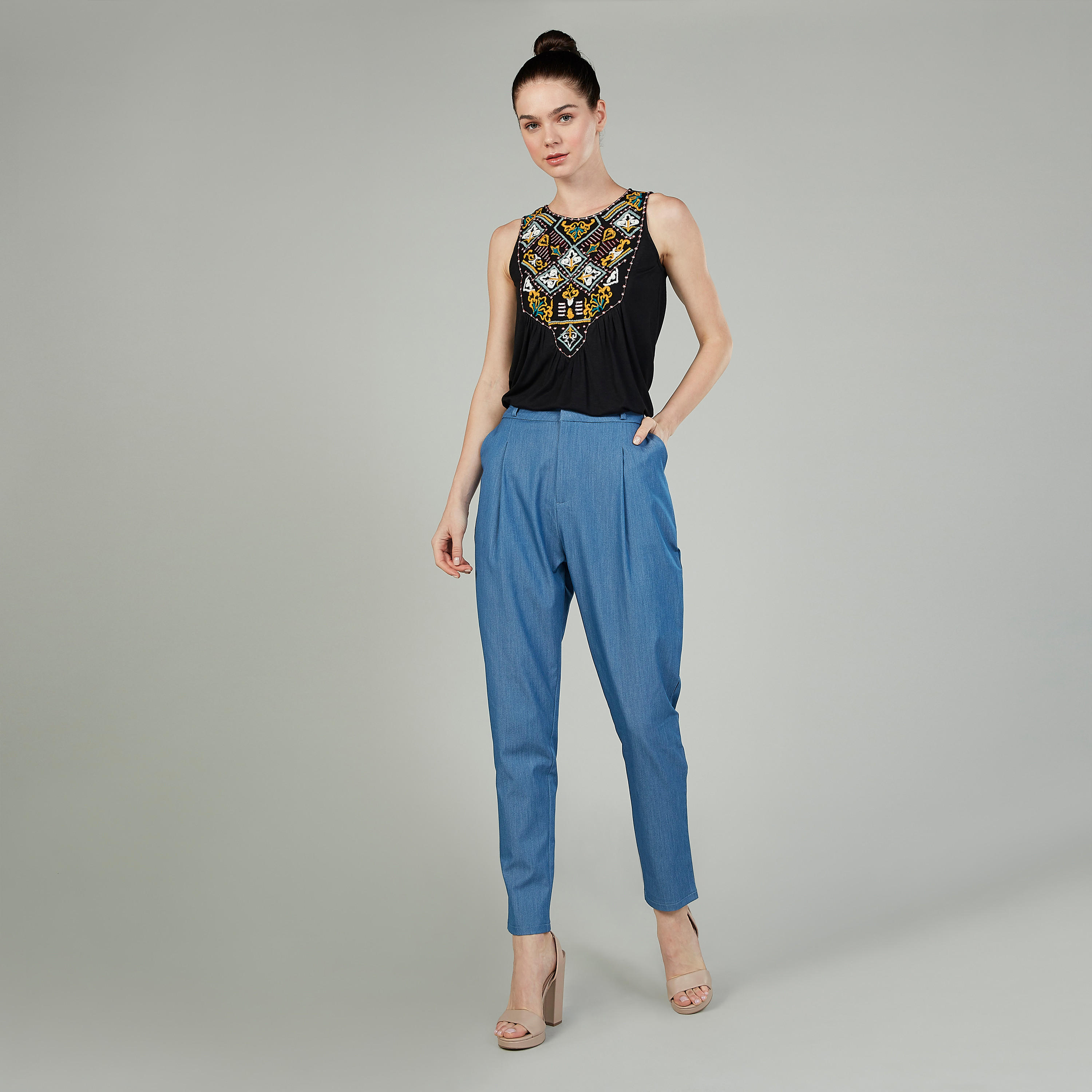 بلوزة مطرزة دون أكمام بياقة مستديرة-women-clothing-tshirts-image-2