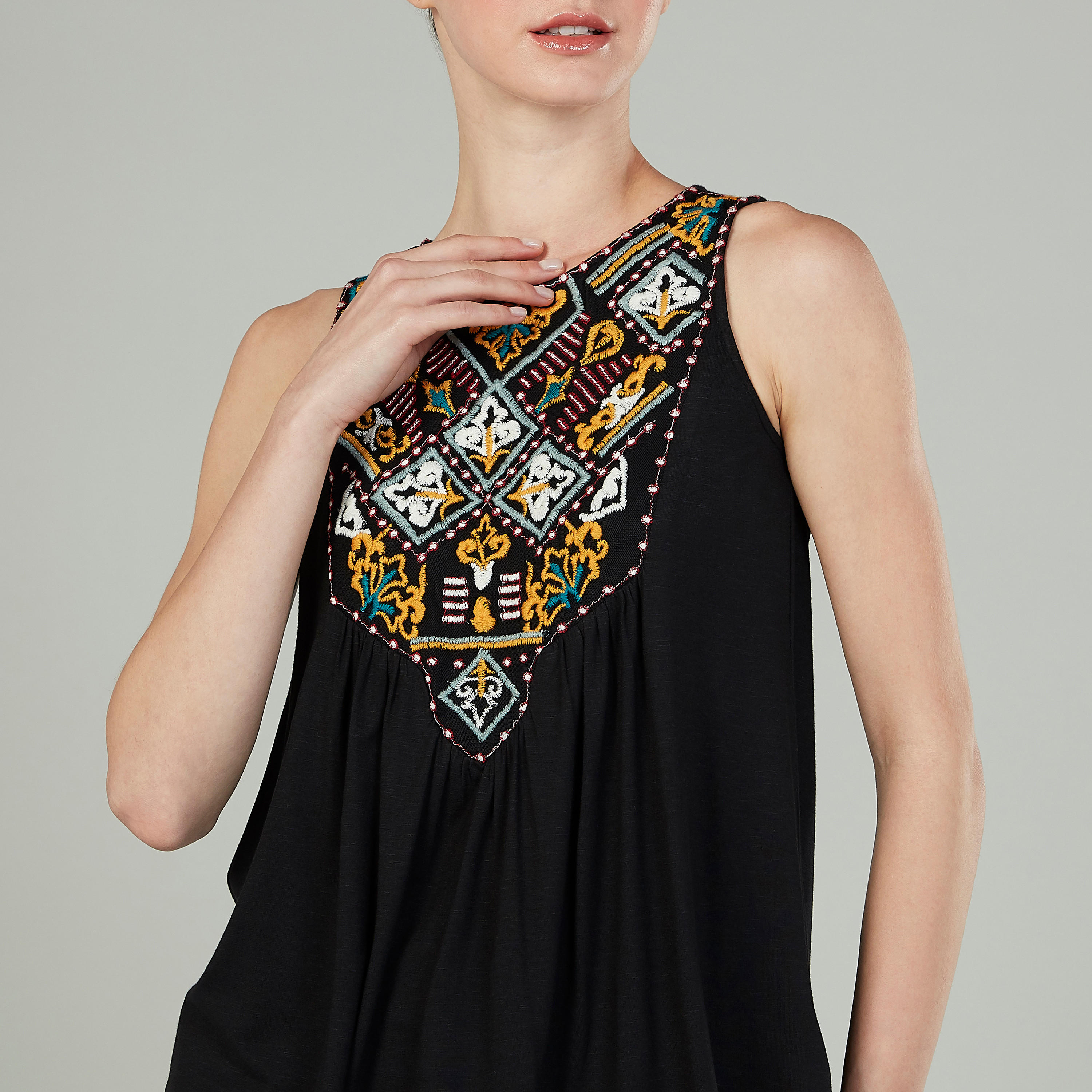 بلوزة مطرزة دون أكمام بياقة مستديرة-women-clothing-tshirts-image-3