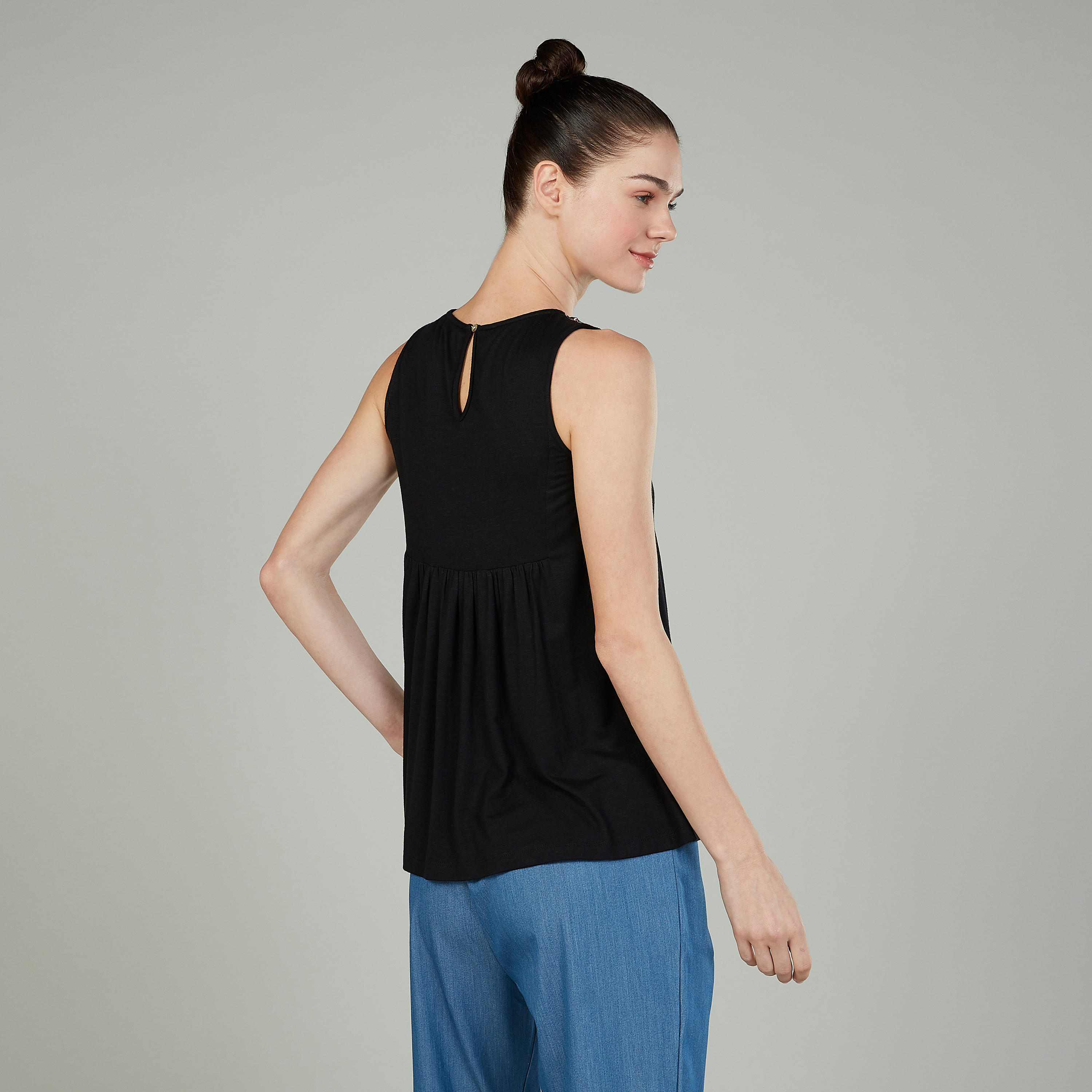 بلوزة مطرزة دون أكمام بياقة مستديرة-women-clothing-tshirts-image-4
