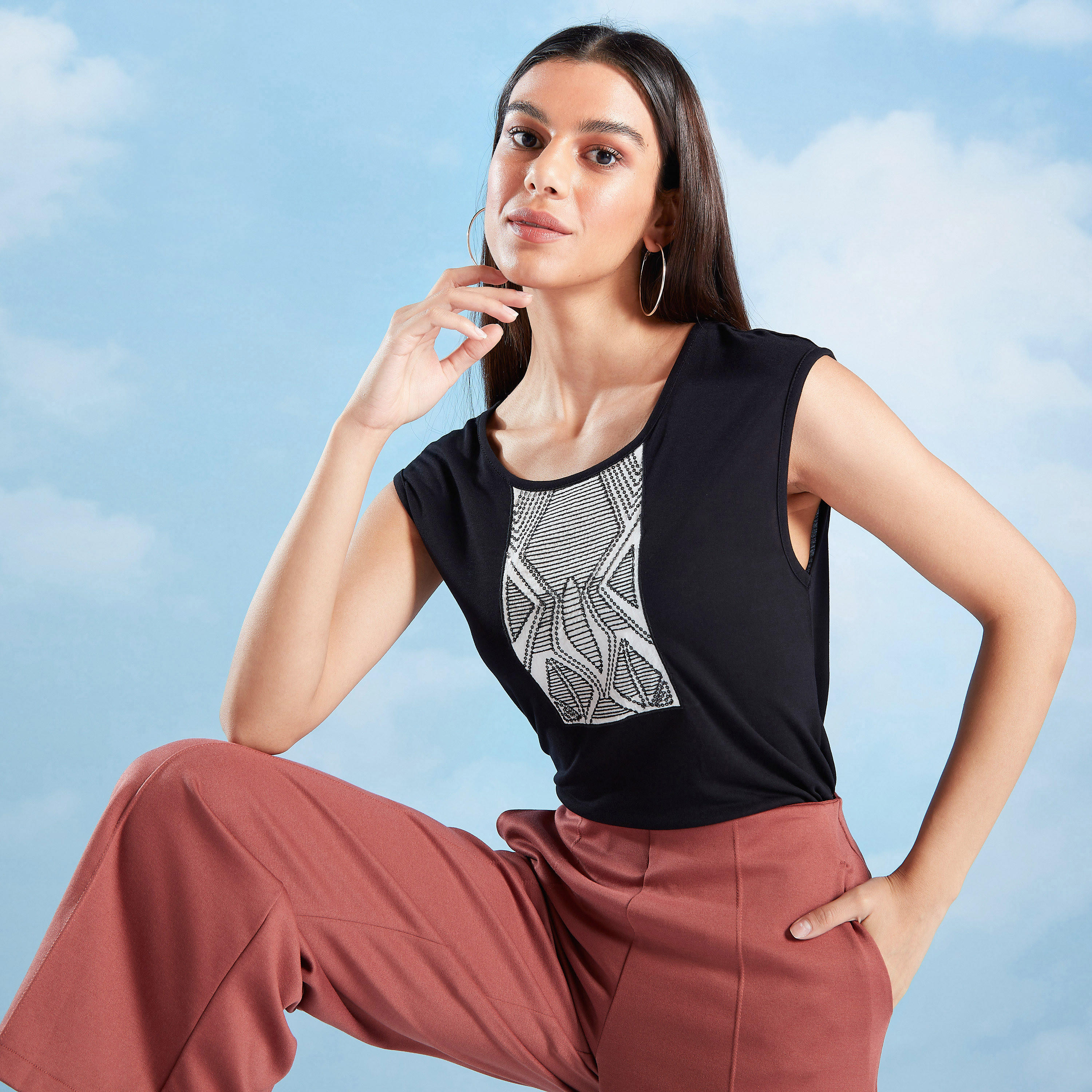 بلوزة مطرزة بياقة مستديرة وأكمام كاب-women-clothing-shirtsandblouses-blouses-image-5