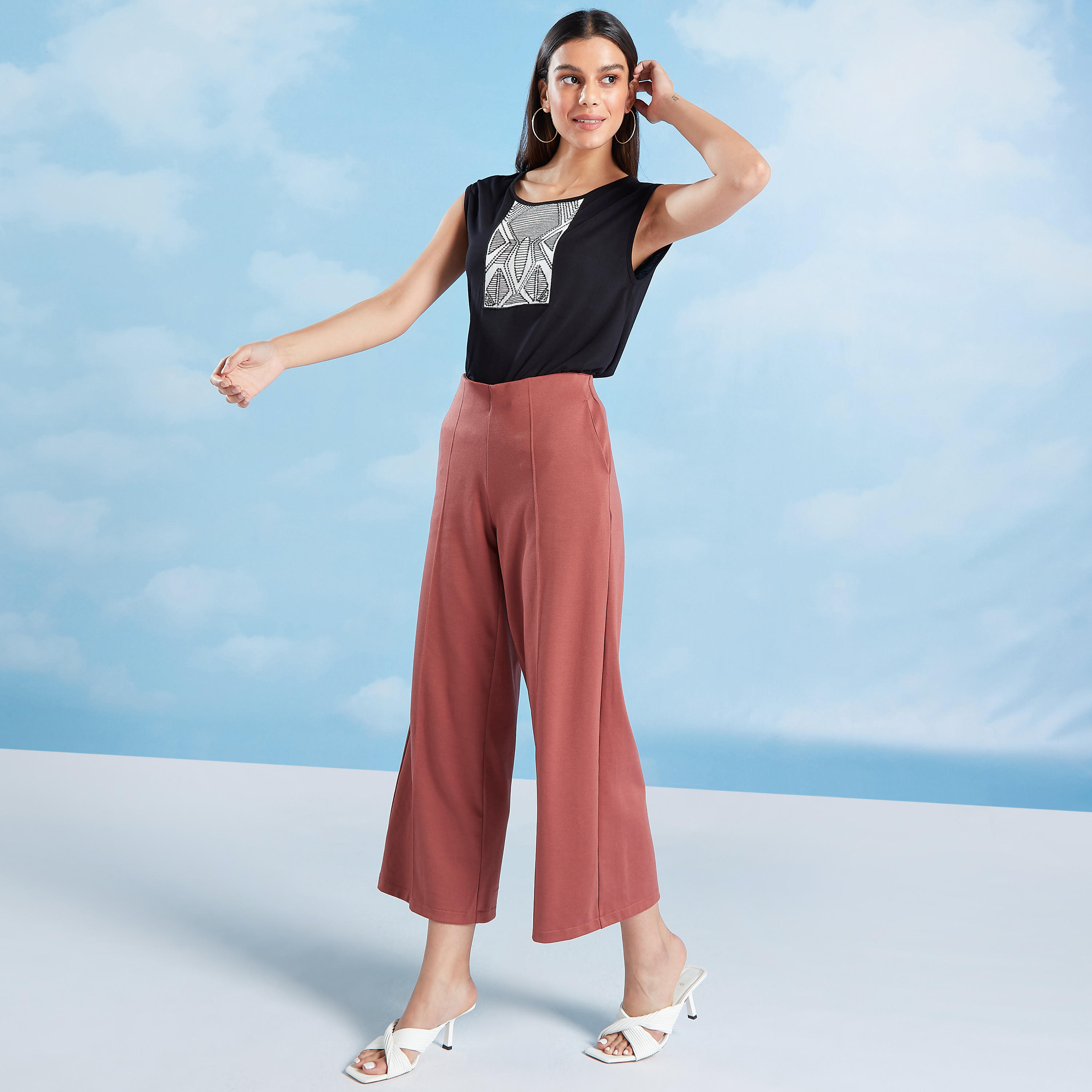 بلوزة مطرزة بياقة مستديرة وأكمام كاب-women-clothing-shirtsandblouses-blouses-image-4