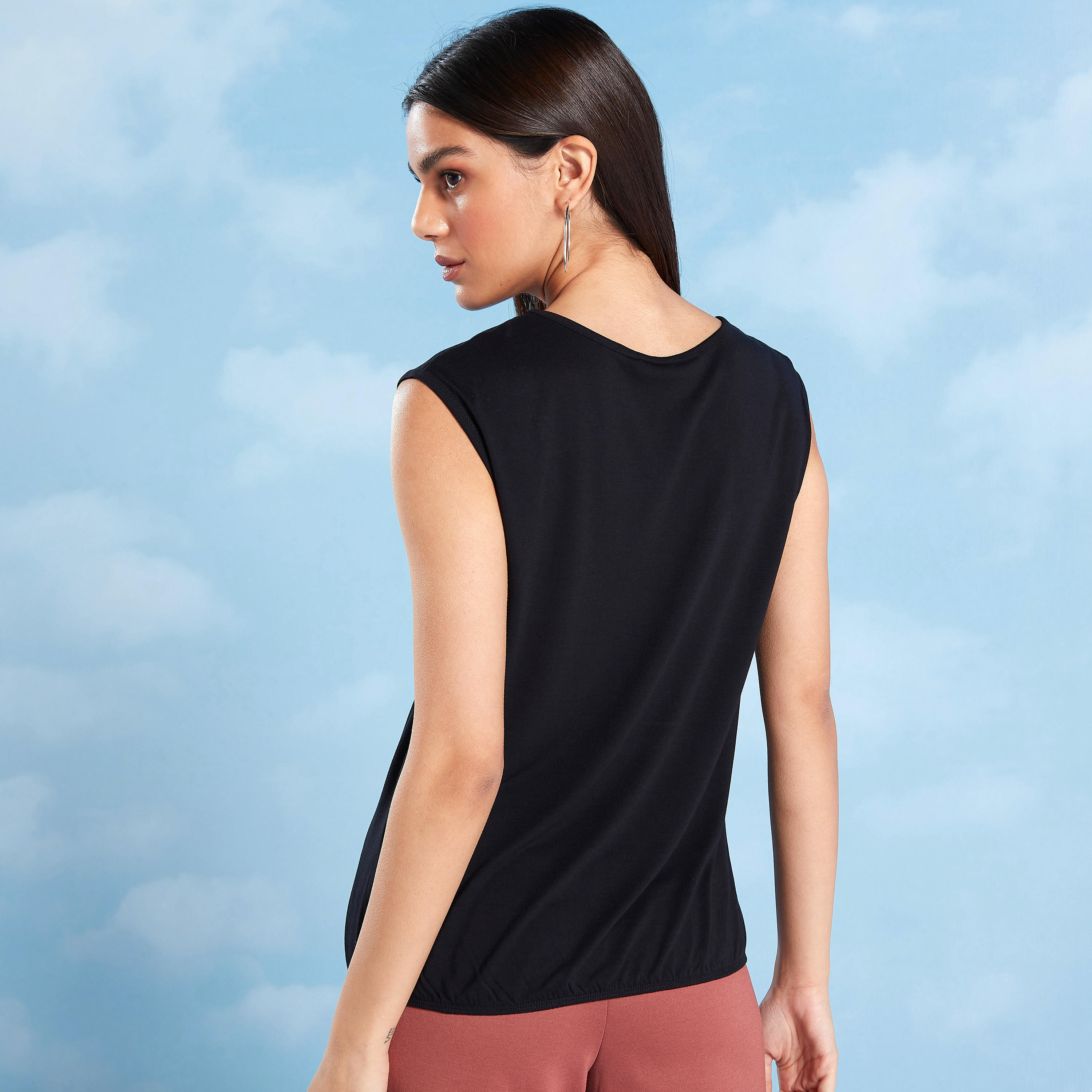 بلوزة مطرزة بياقة مستديرة وأكمام كاب-women-clothing-shirtsandblouses-blouses-image-2