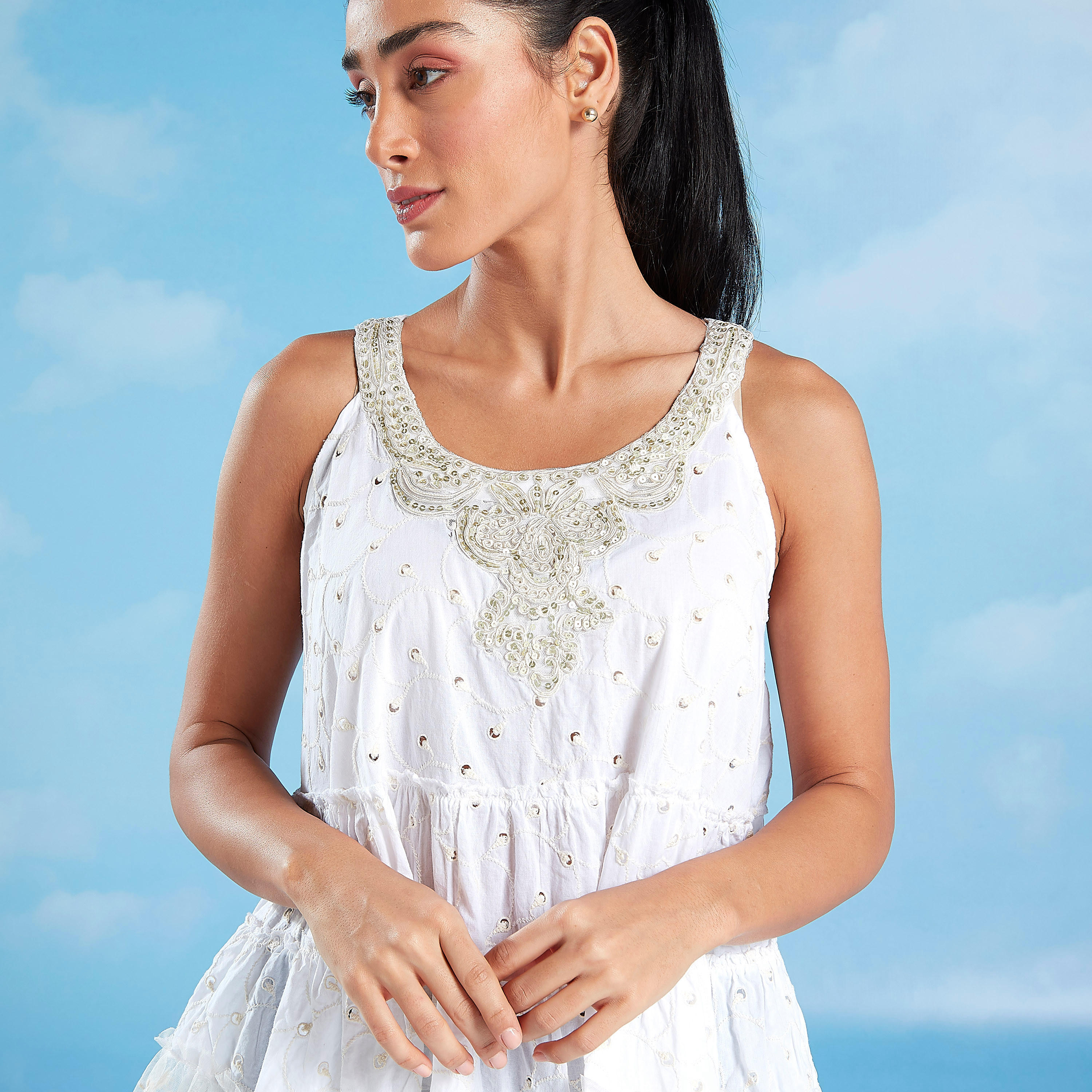 بلوزة مقلّمة مطرزة بياقة عميقة ودون أكمام-women-clothing-shirtsandblouses-blouses-image-3