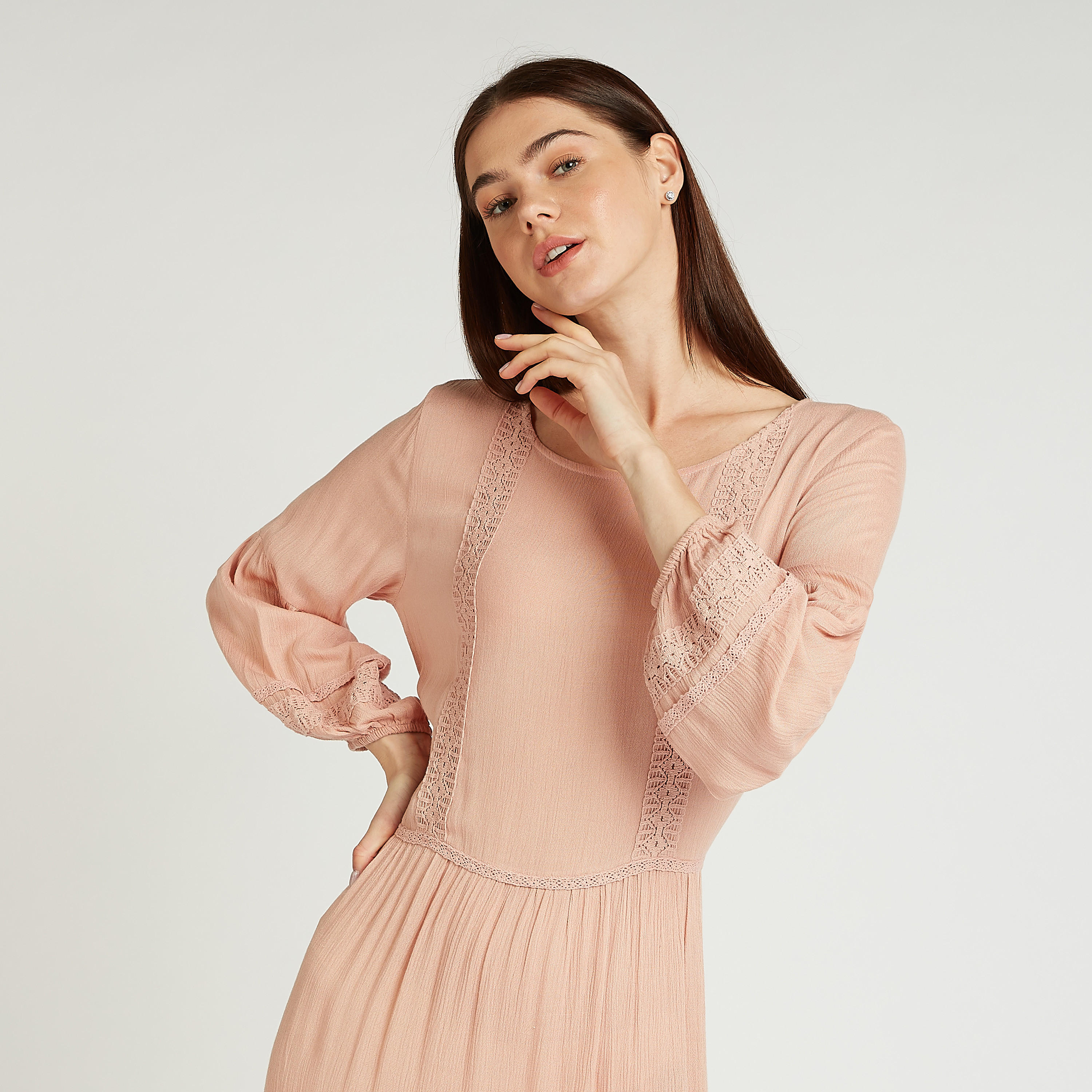 فستان طويل مطرّز بياقة مستديرة وأكمام طويلة-women-clothing-dresses-image-4
