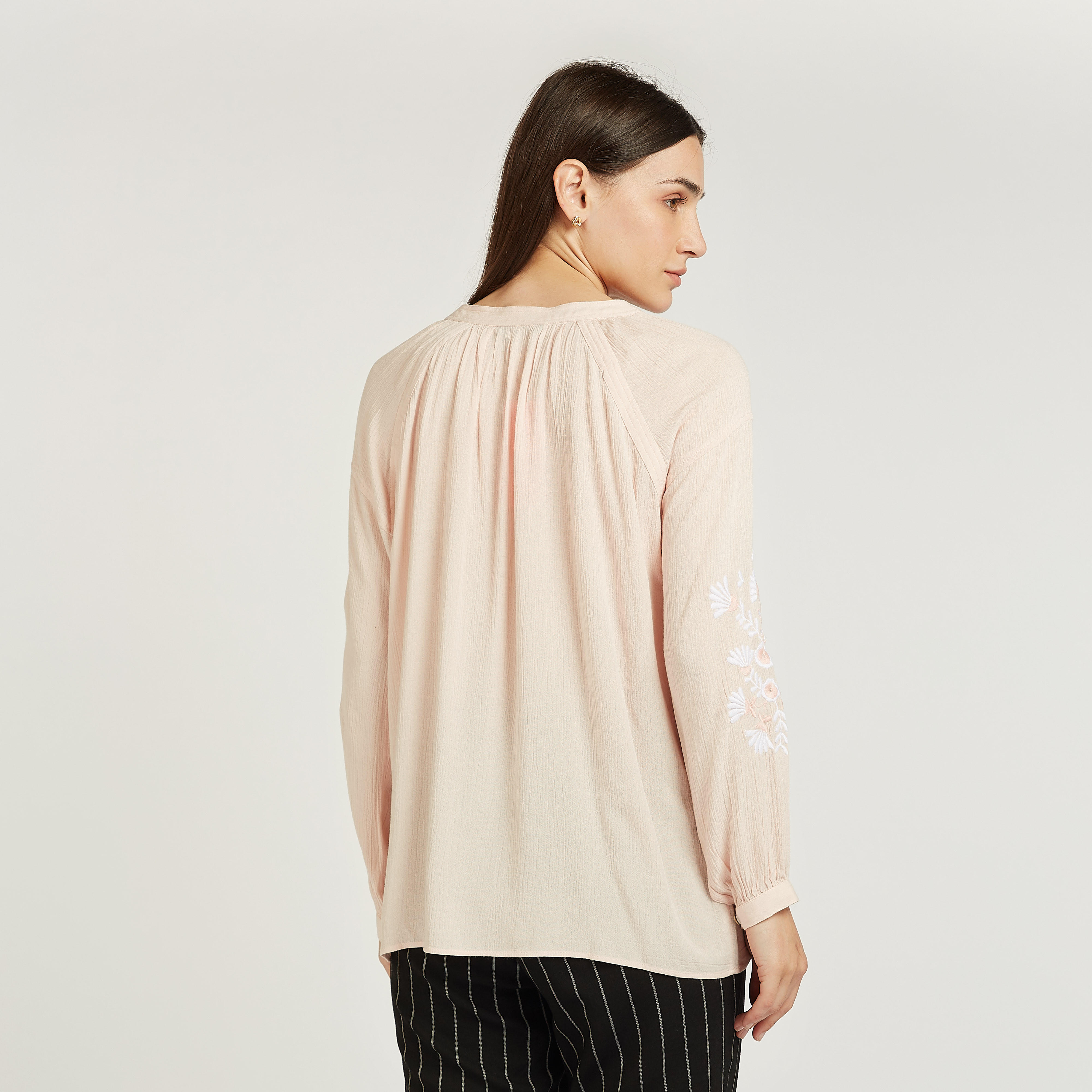 بلوزة مطرّزة بأكمام طويلة وأربطة-women-clothing-shirtsandblouses-blouses-image-4