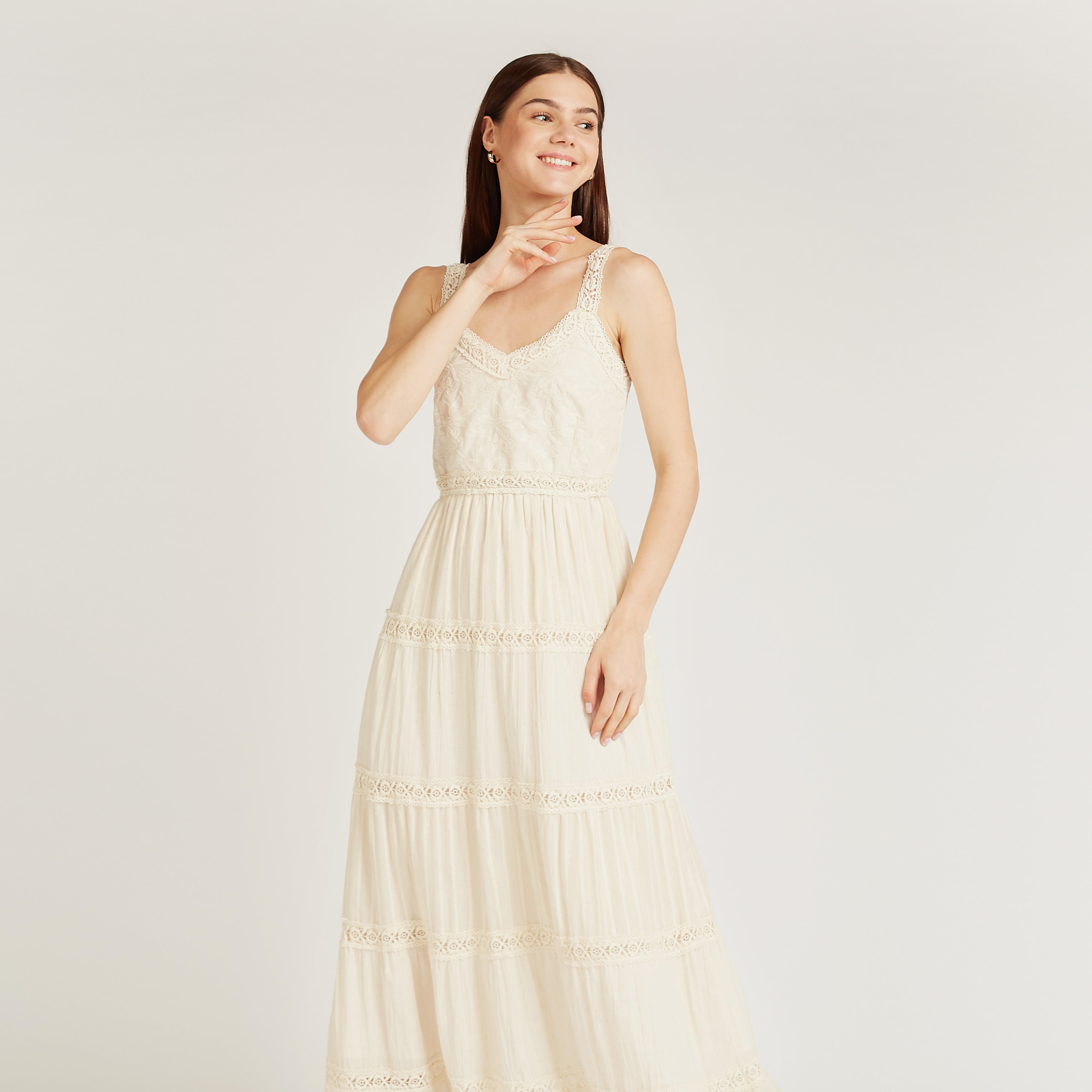 فستان طويل بياقة عميقة وتفاصيل دانتيل وحمّالات-women-clothing-dresses-image-2