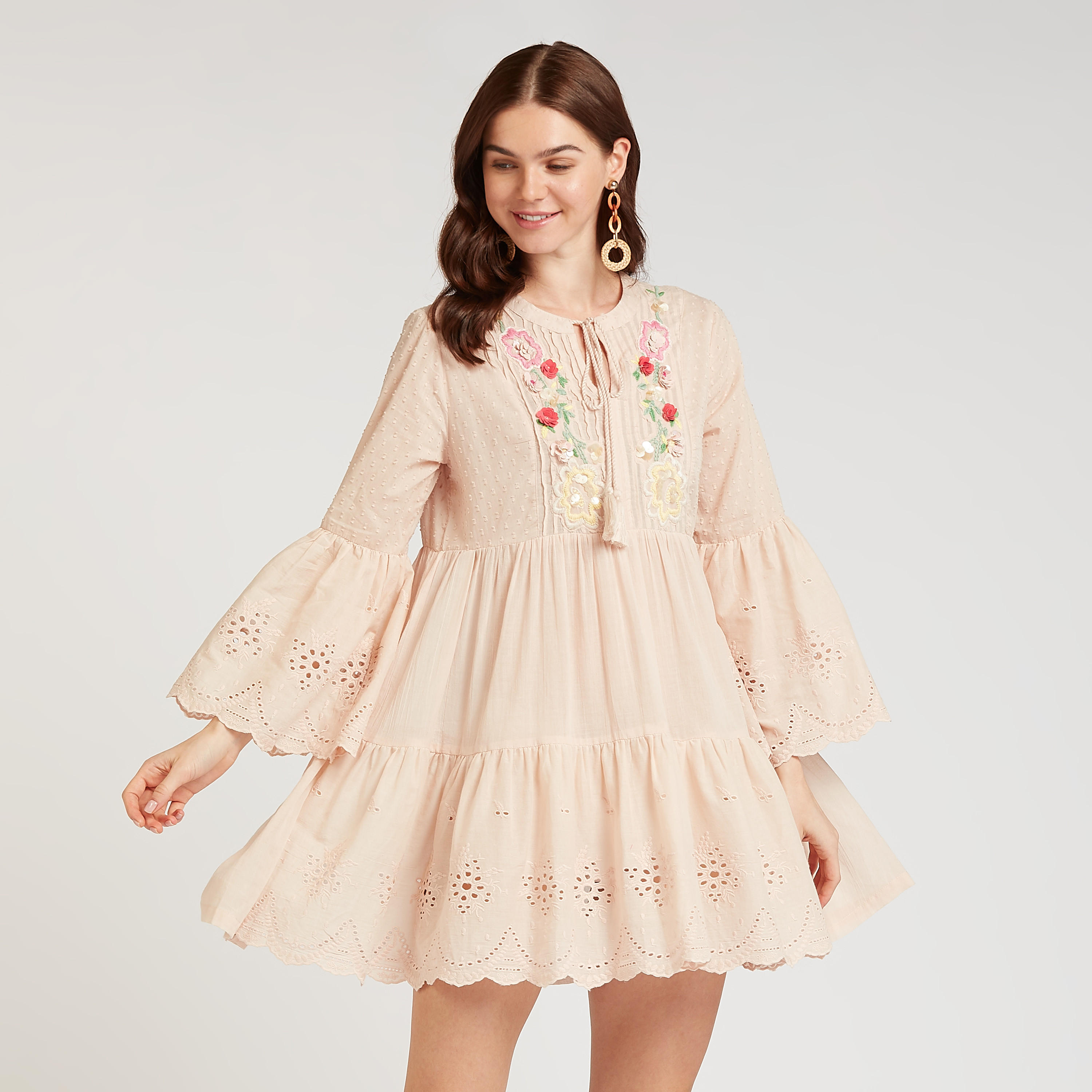 فستان ميني مطرز مع أكمام عريضة و تفاصيل شيفلي وأربطة-women-clothing-dresses-image-1