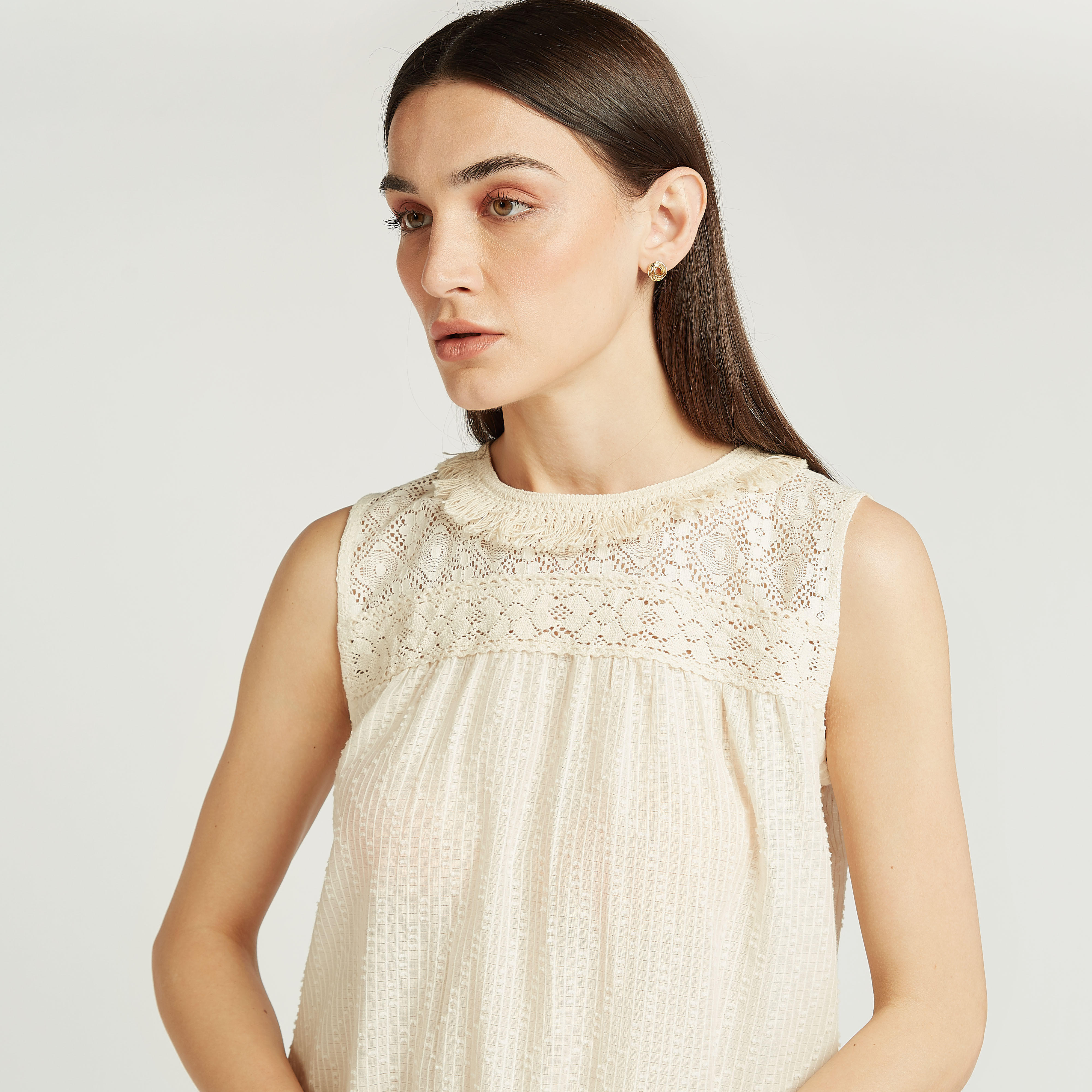 بلوزة دانتيل دون أكمام بياقة ضيقة-women-clothing-shirtsandblouses-blouses-image-3