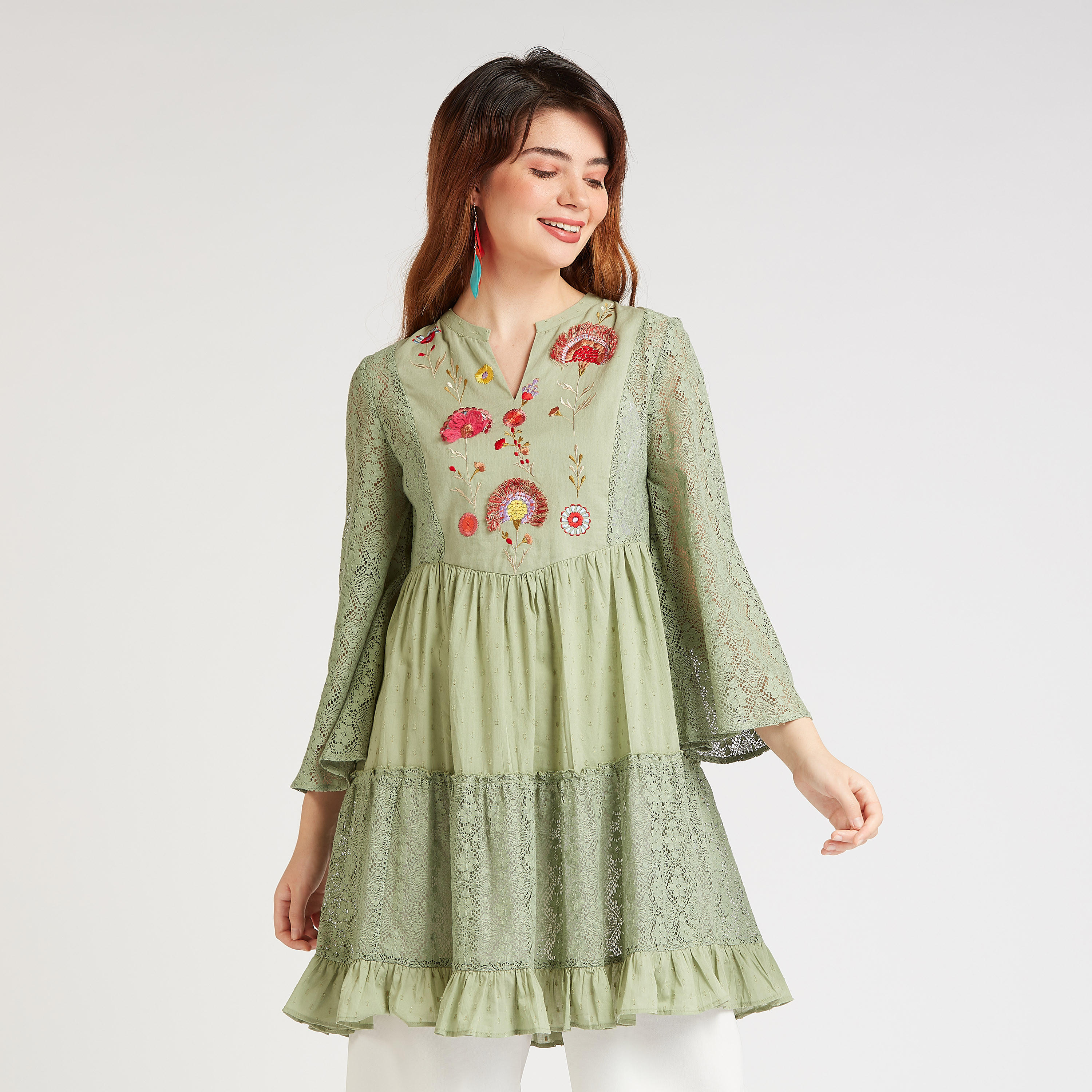 بلوزة طويلة مطرزة بياقة V وأكمام واسعة-women-clothing-shirtsandblouses-blouses-image-5