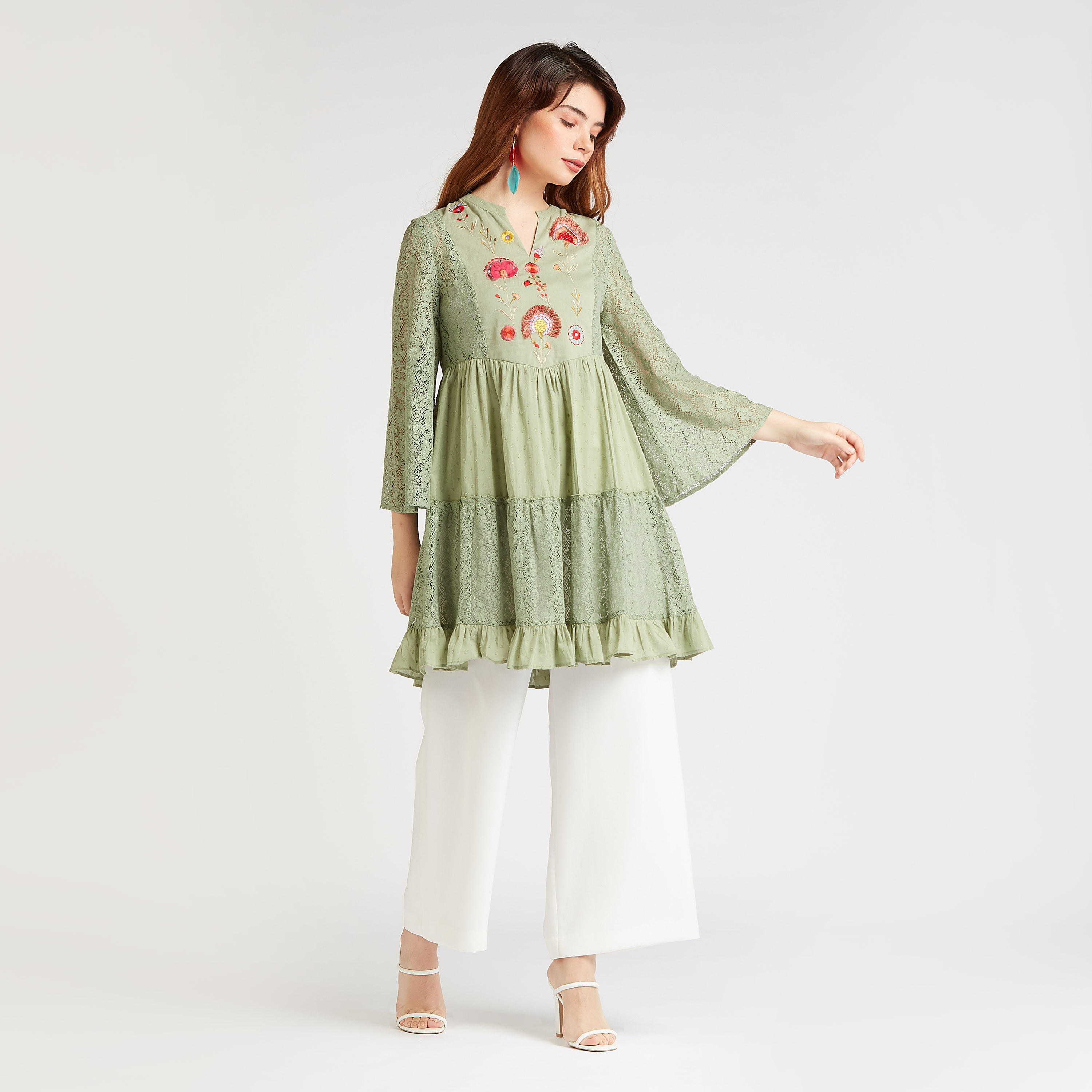 بلوزة طويلة مطرزة بياقة V وأكمام واسعة-women-clothing-shirtsandblouses-blouses-image-4