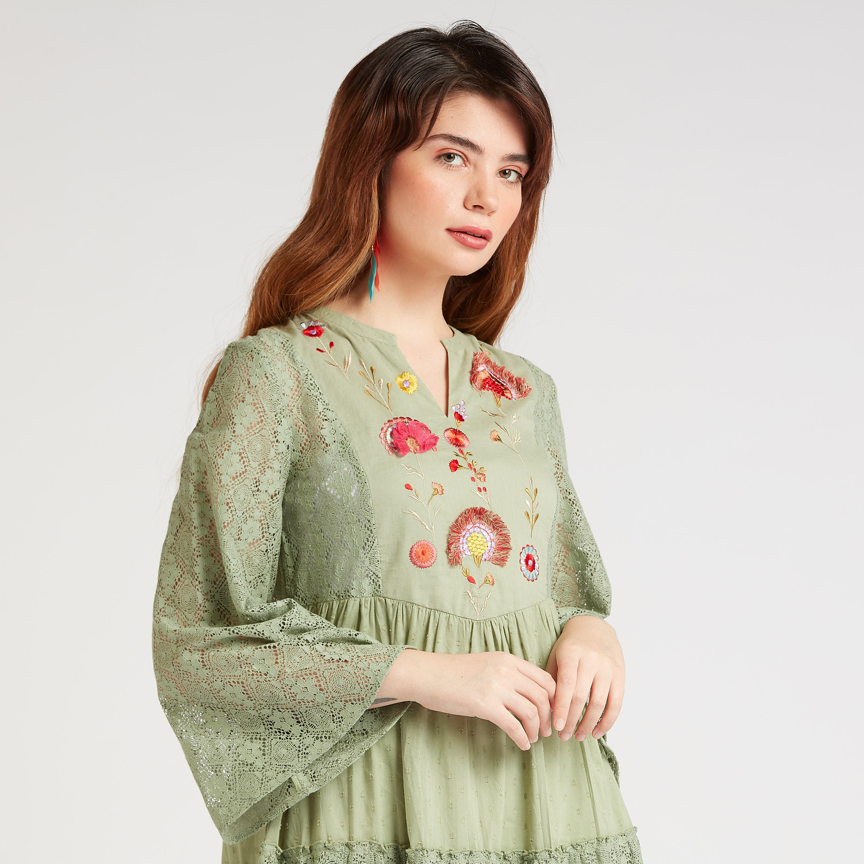 بلوزة طويلة مطرزة بياقة V وأكمام واسعة-women-clothing-shirtsandblouses-blouses-image-3