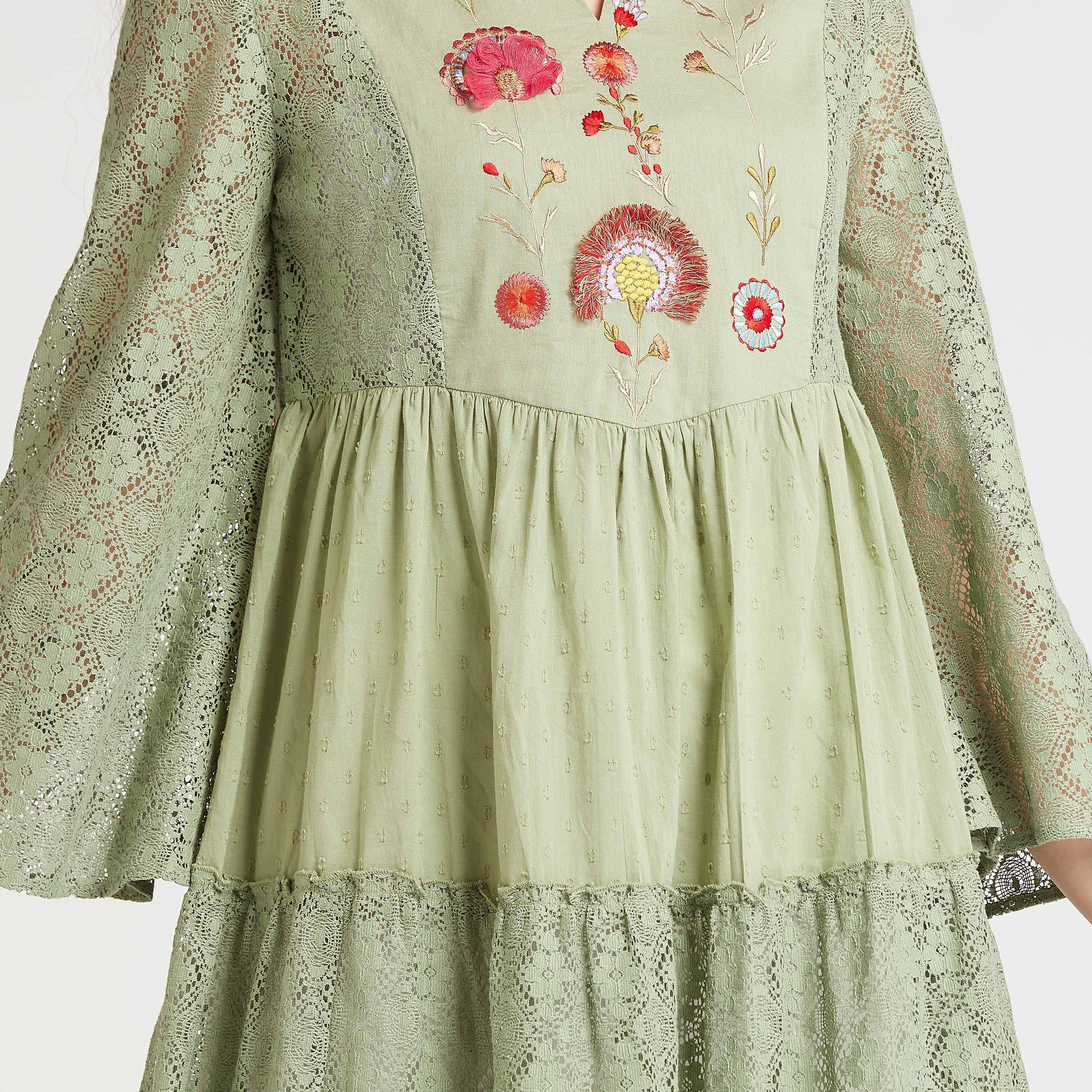 بلوزة طويلة مطرزة بياقة V وأكمام واسعة-women-clothing-shirtsandblouses-blouses-image-1