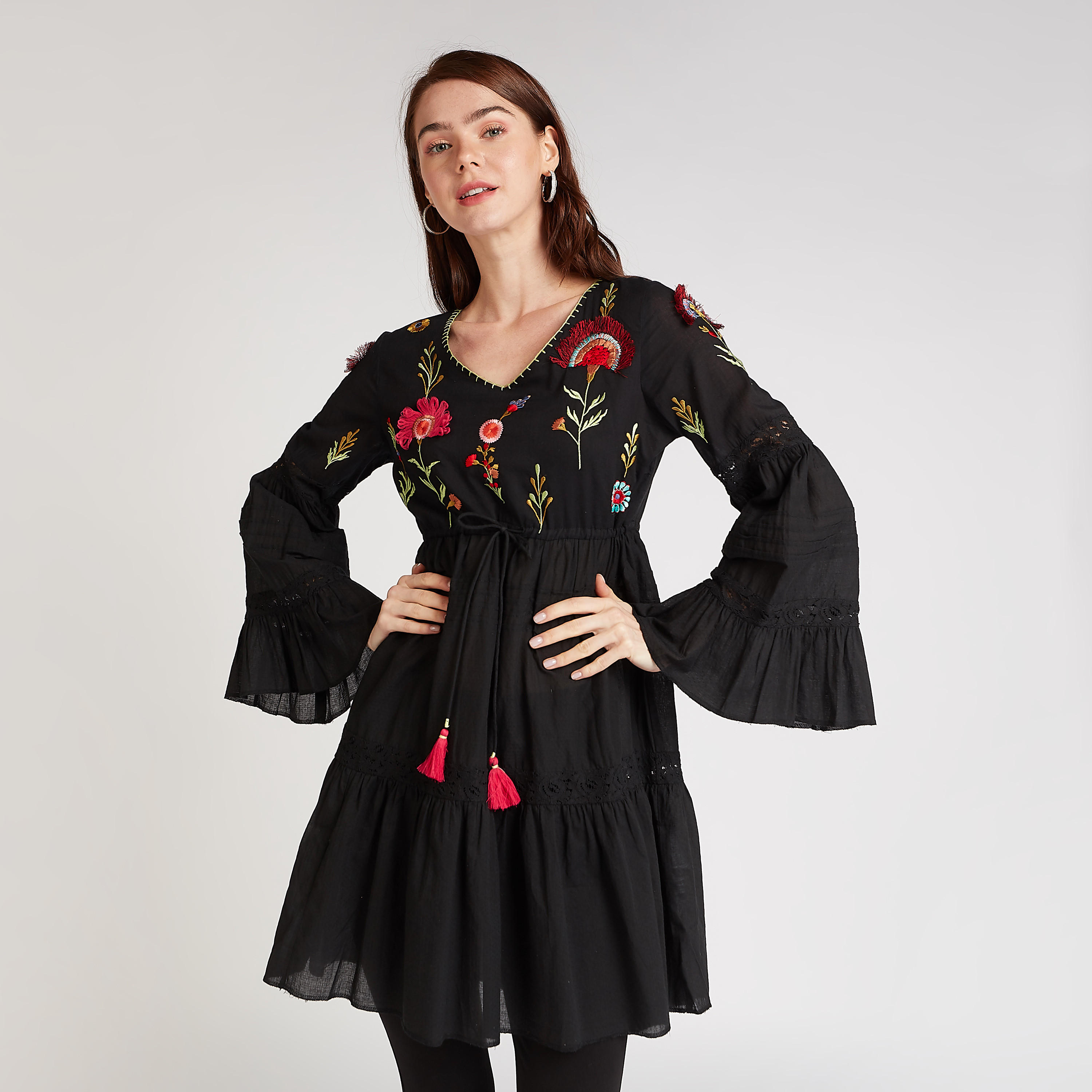 بلوزة طويلة مطرزة بياقة V وأكمام واسعة-women-clothing-shirtsandblouses-blouses-image-1
