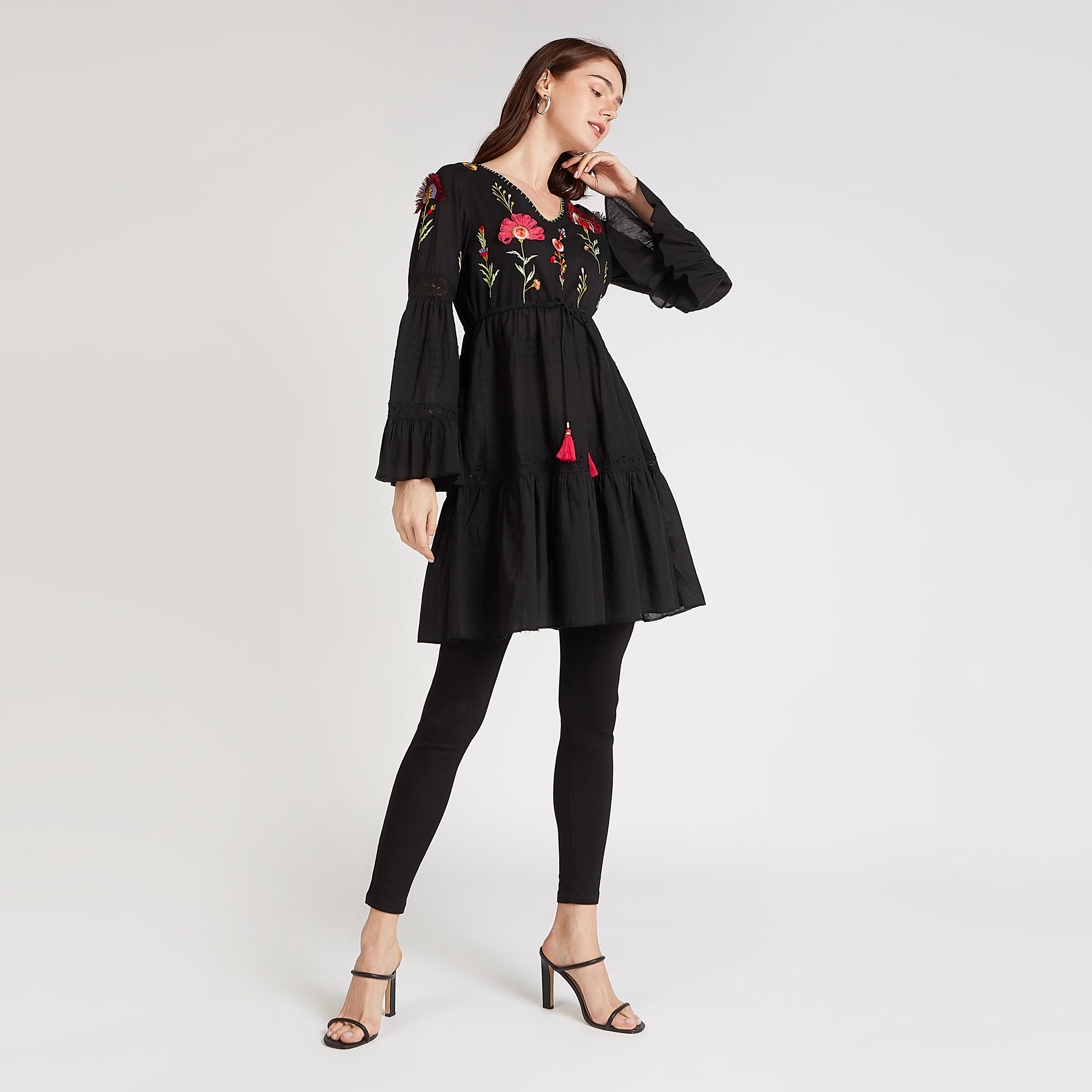 بلوزة طويلة مطرزة بياقة V وأكمام واسعة-women-clothing-shirtsandblouses-blouses-image-2