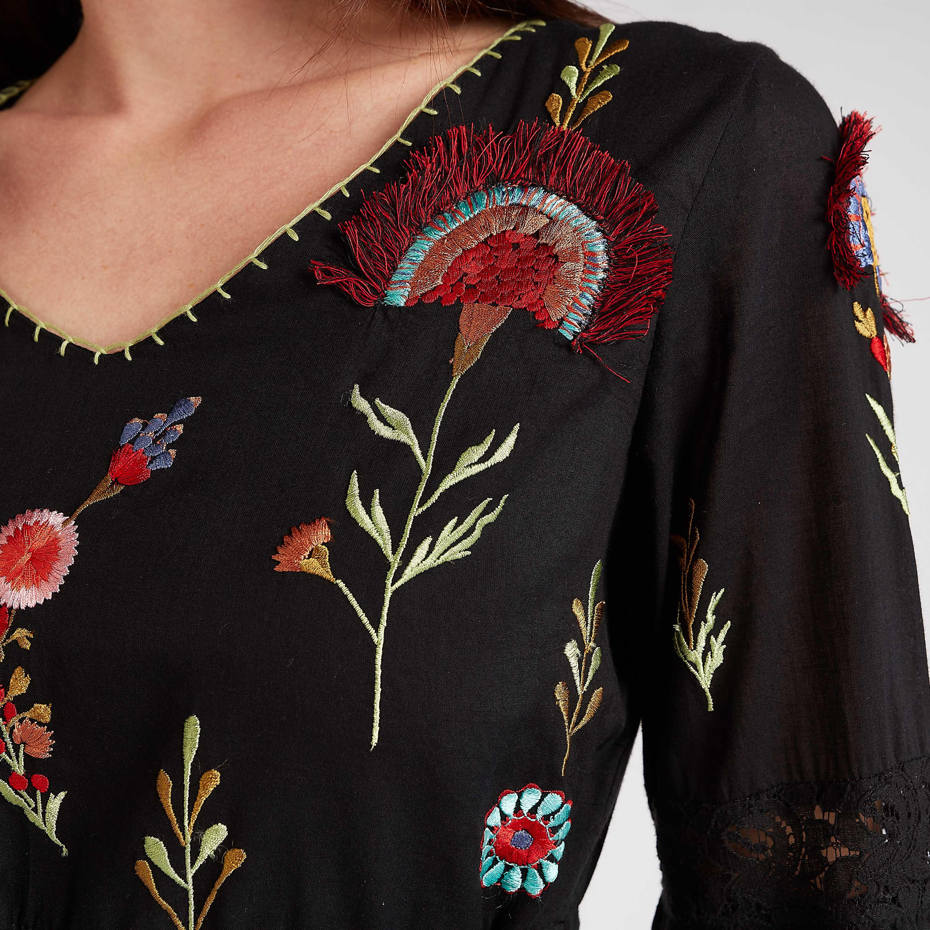 بلوزة طويلة مطرزة بياقة V وأكمام واسعة-women-clothing-shirtsandblouses-blouses-image-3
