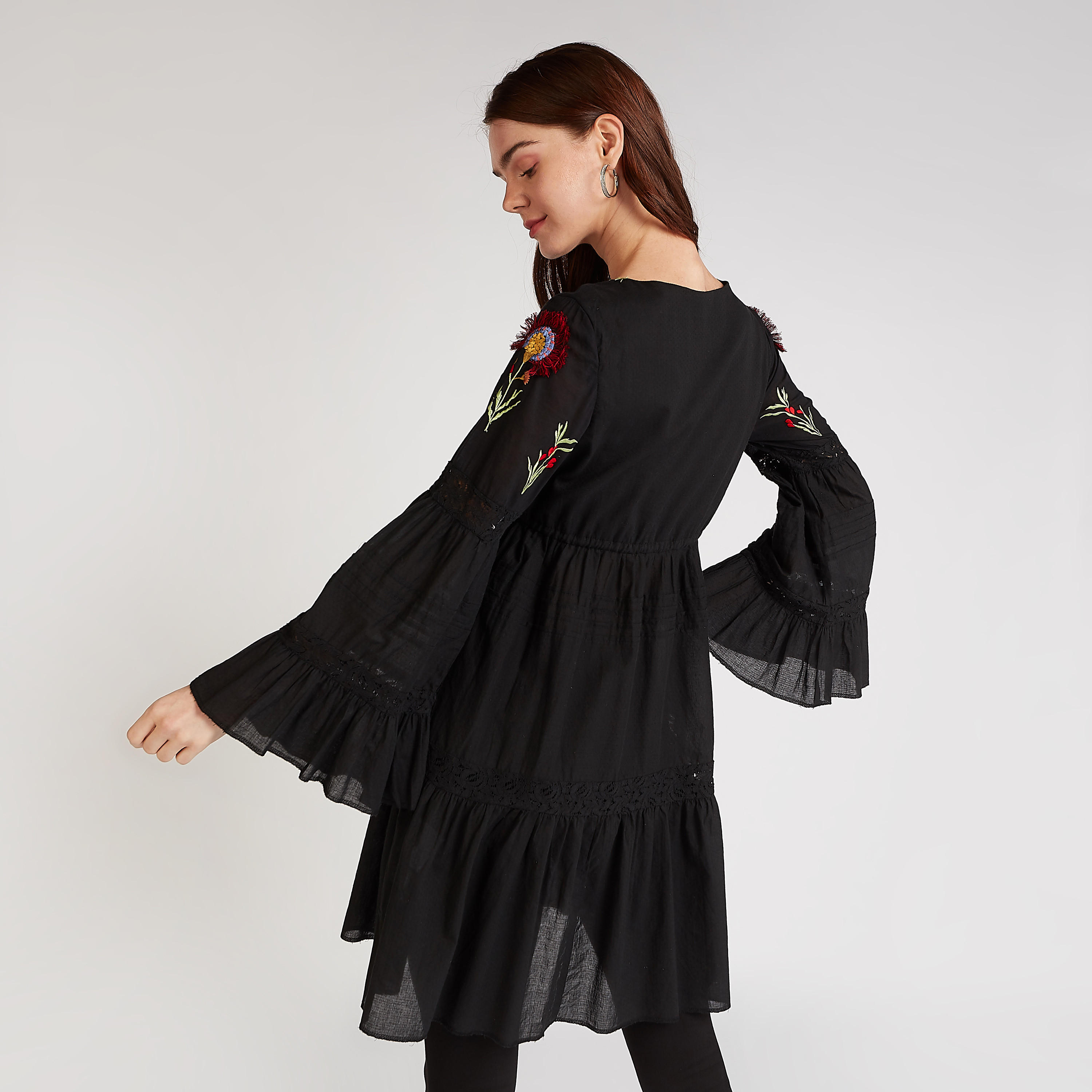 بلوزة طويلة مطرزة بياقة V وأكمام واسعة-women-clothing-shirtsandblouses-blouses-image-4